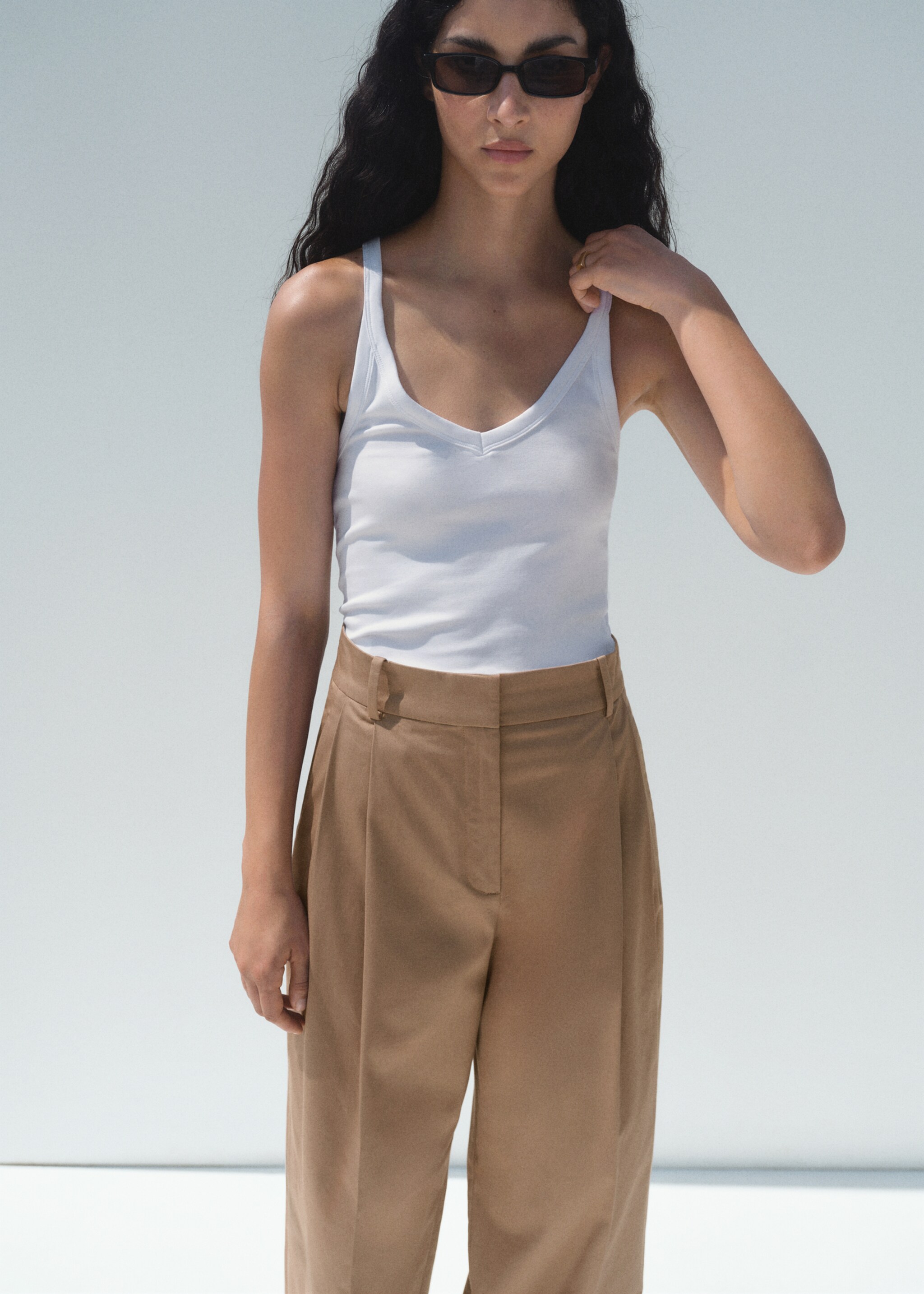 Straight cotton trousers with pleats - Details of the article 2