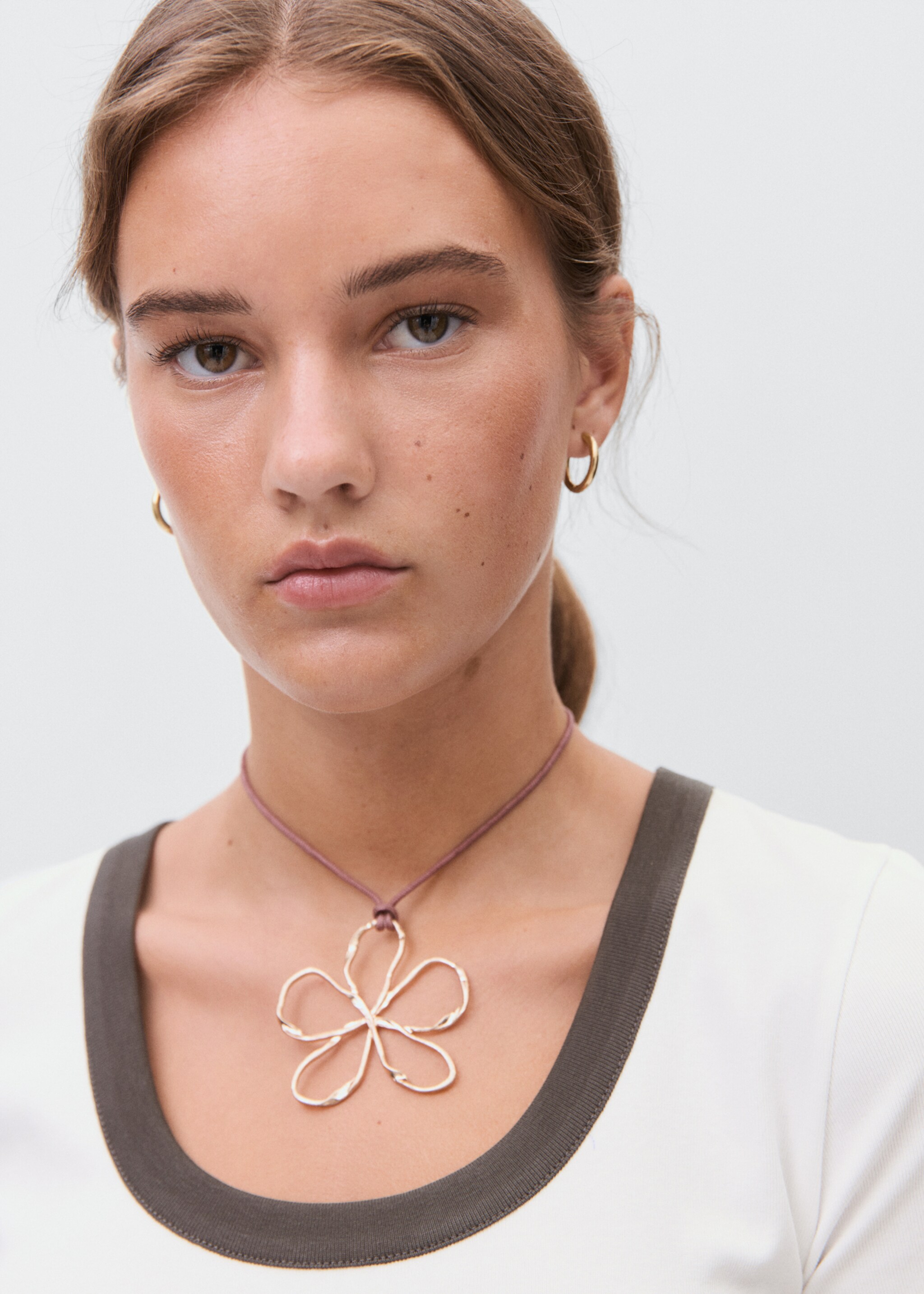 Contrasting collar cotton t-shirt - Details of the article 1, Off White. Ref: 17043335-00.