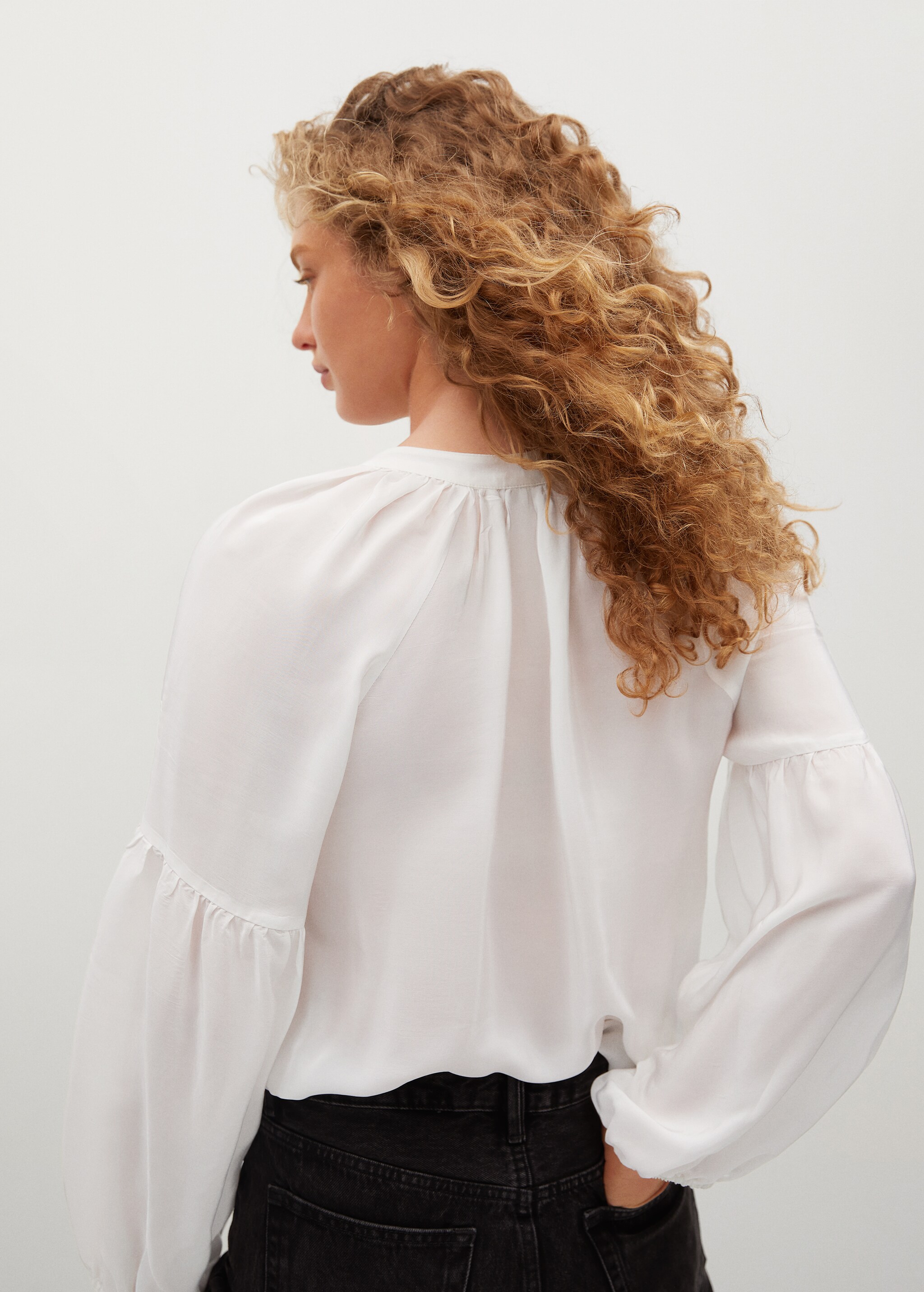 Puffed sleeves blouse - Reverse of the article