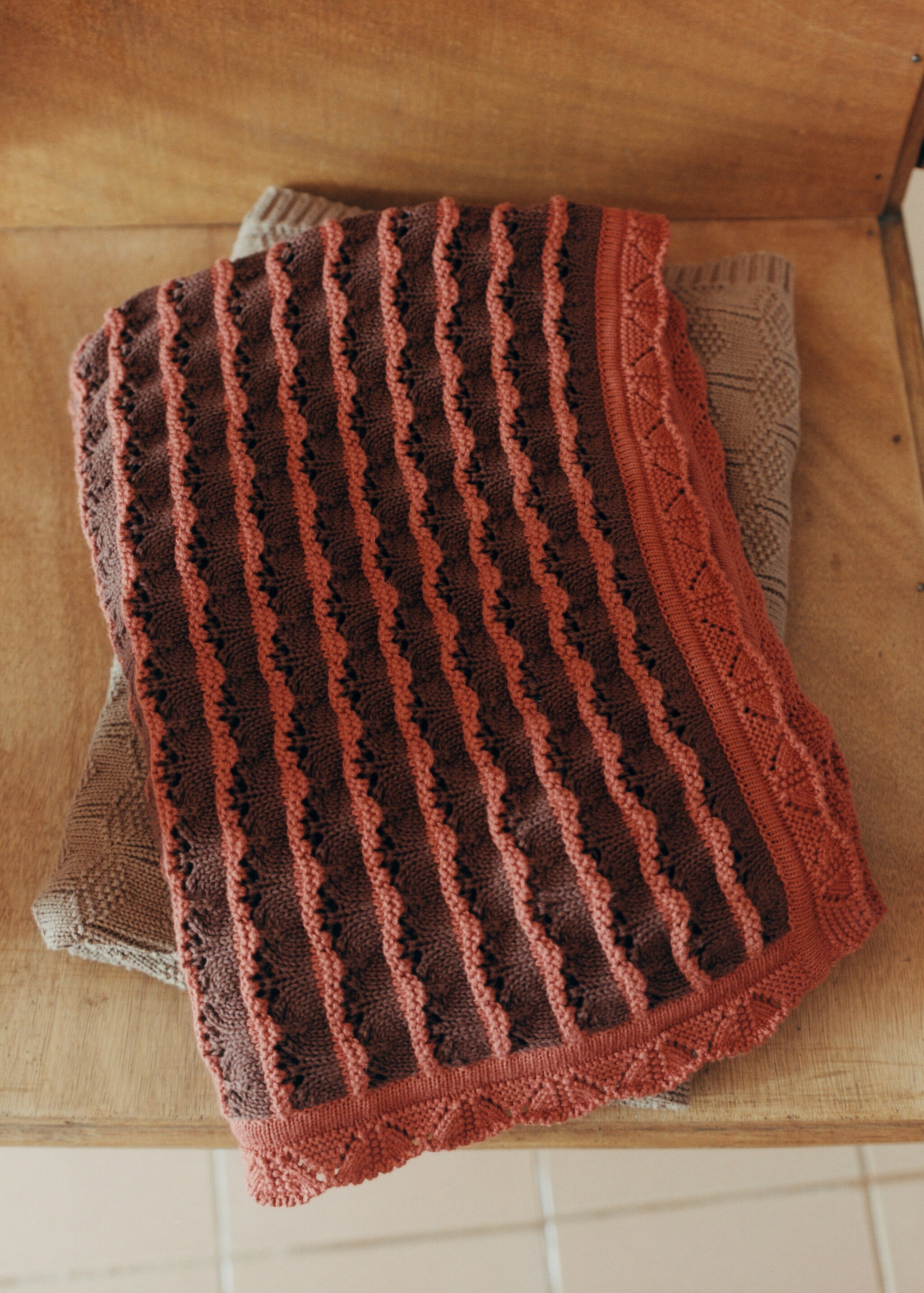 100% cotton striped openwork children's blanket - Details of the article 6, Cherry. Ref: 17043828-00.