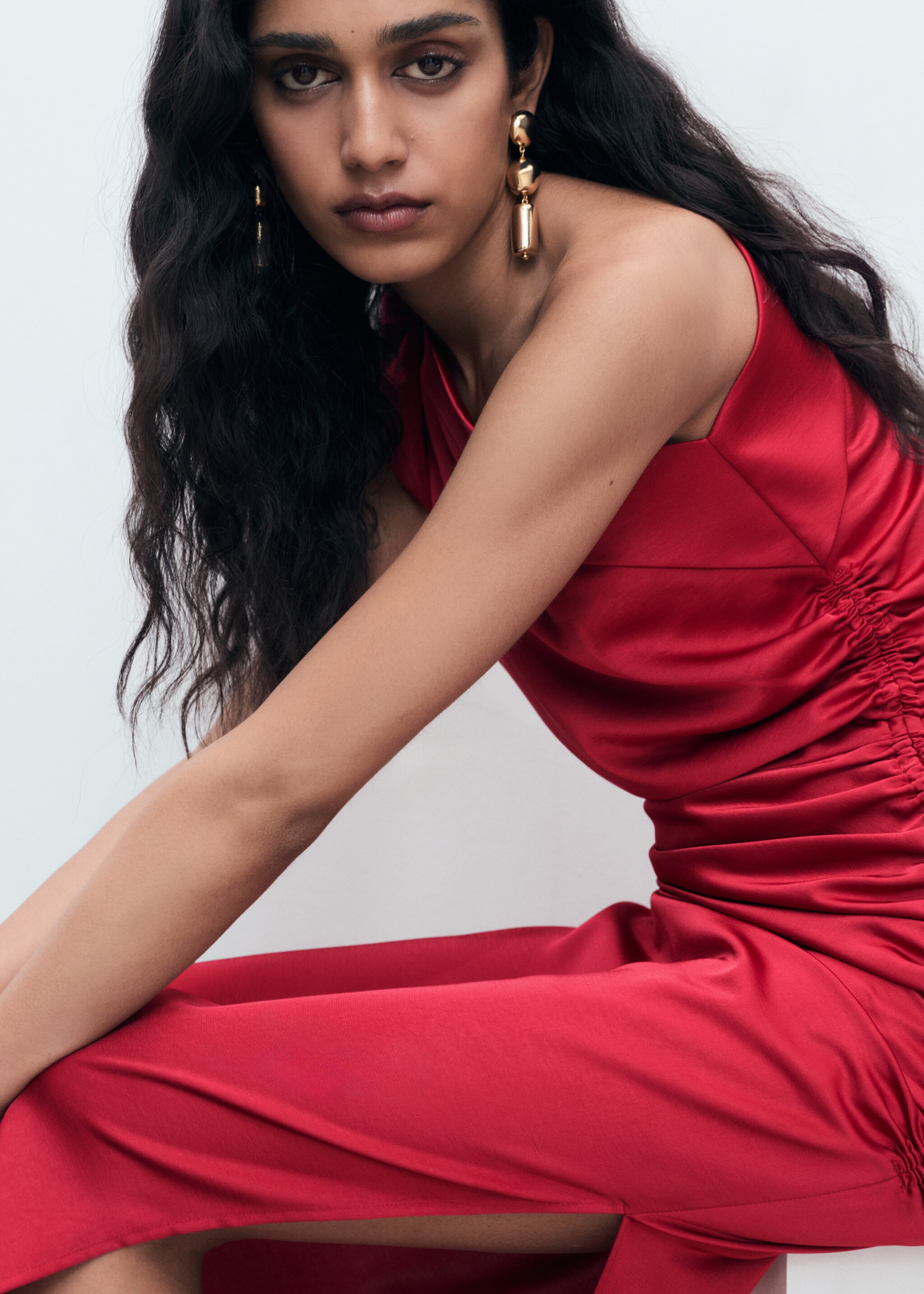 Asymmetrical satin dress with side slits - Details of the article 2