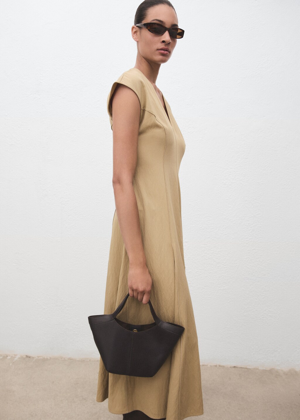 V-neck dress with stitching