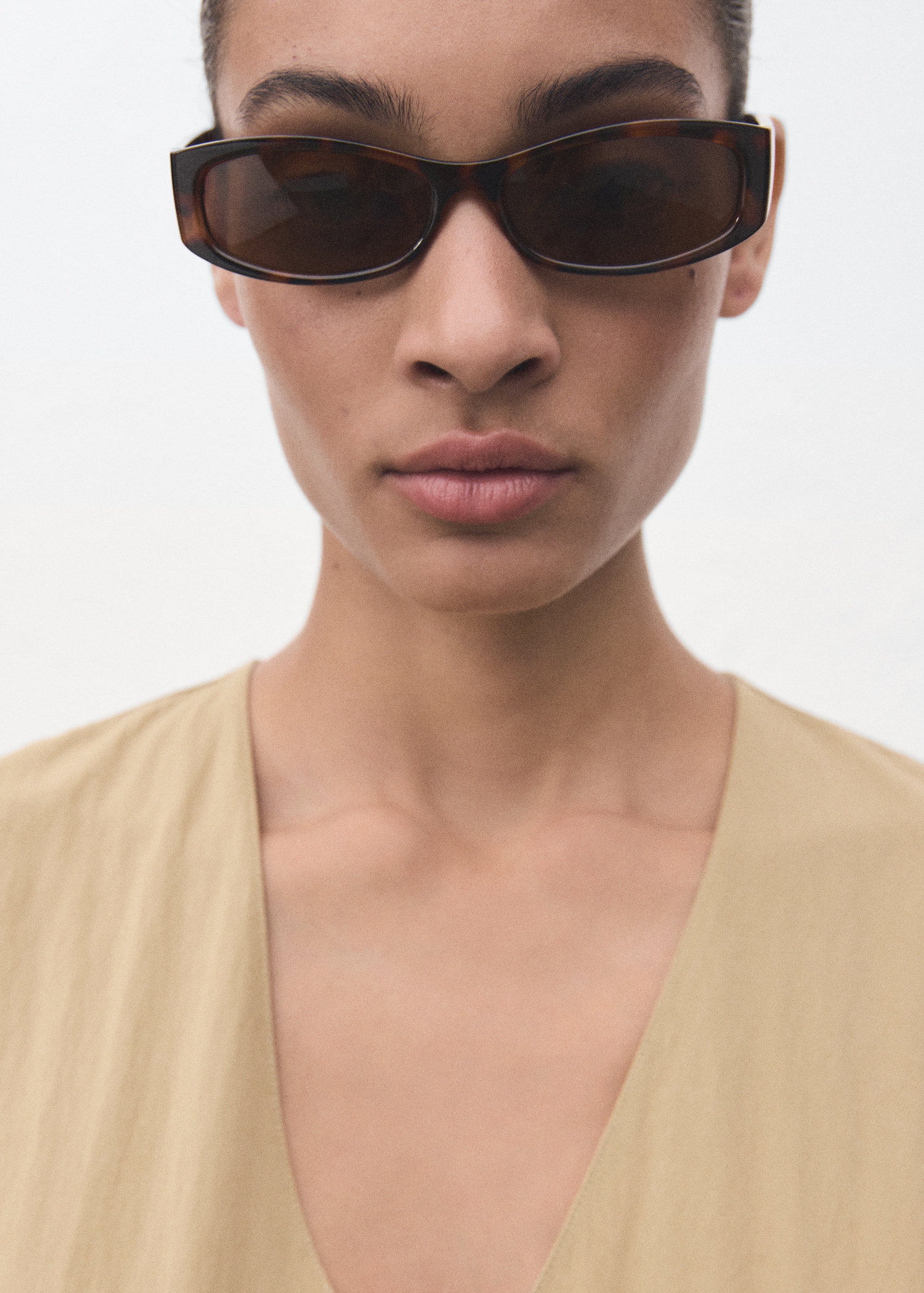 V-neck dress with stitching - Details of the article 1