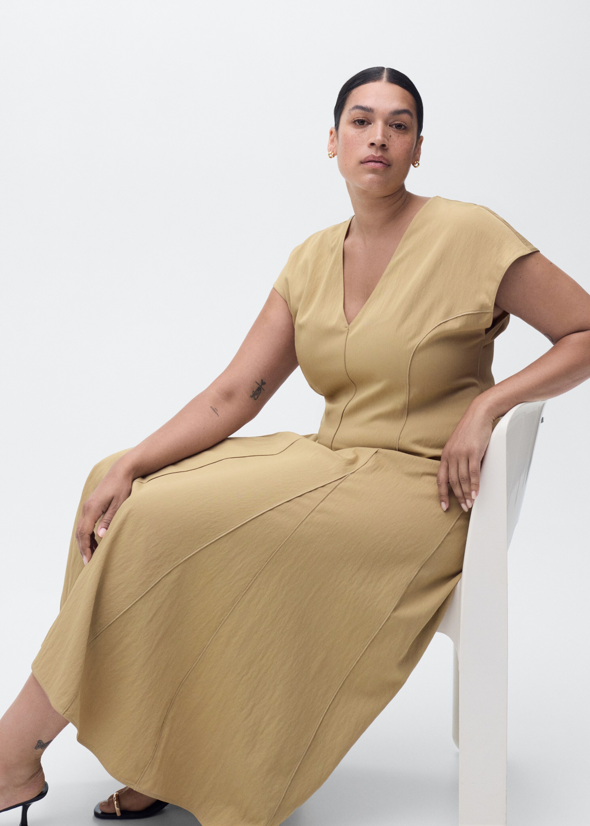 Midi-dress with stitching - Details of the article 4, Light/Pastel Grey. Ref: 17044083-00.