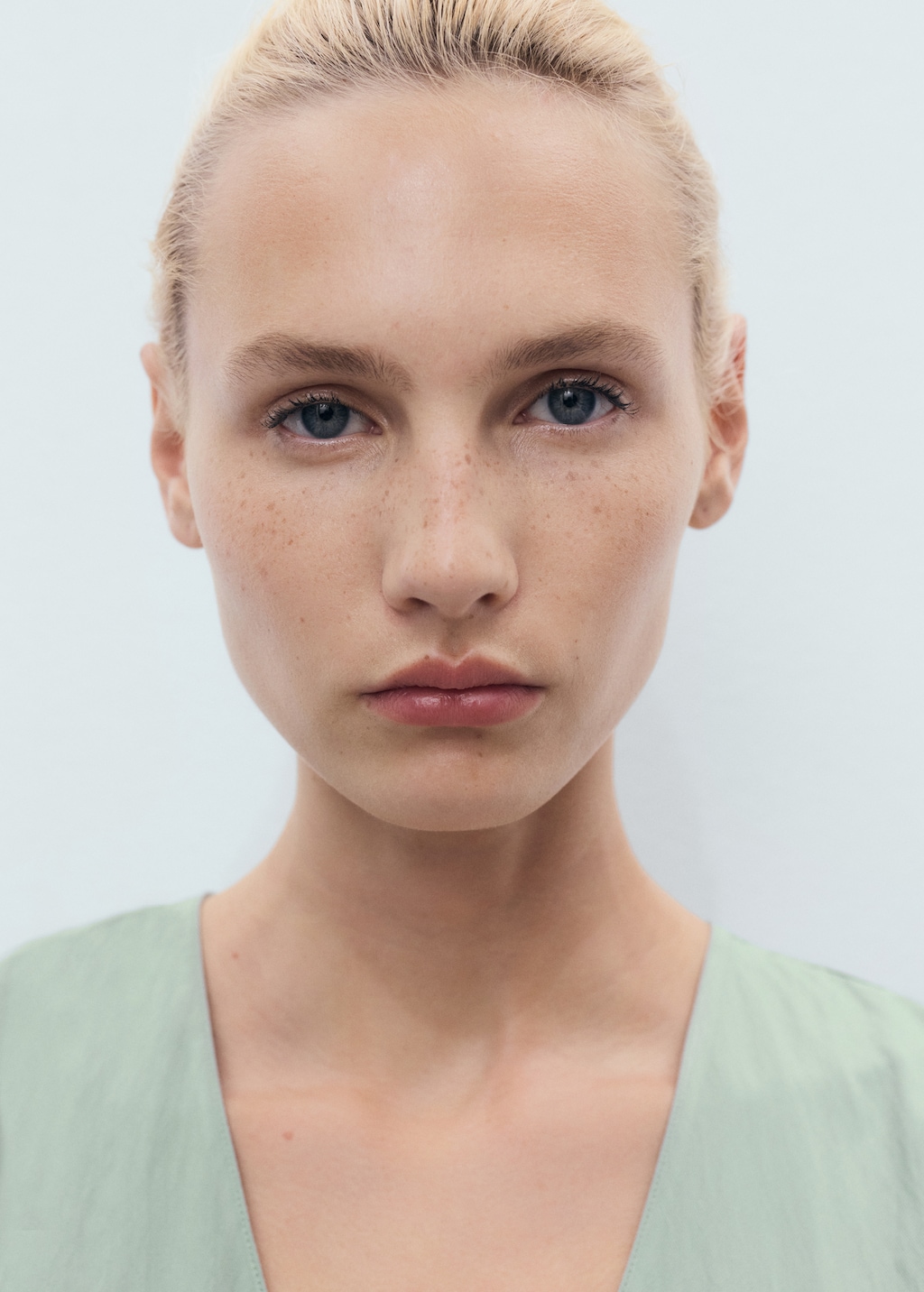 V-neck dress with stitching