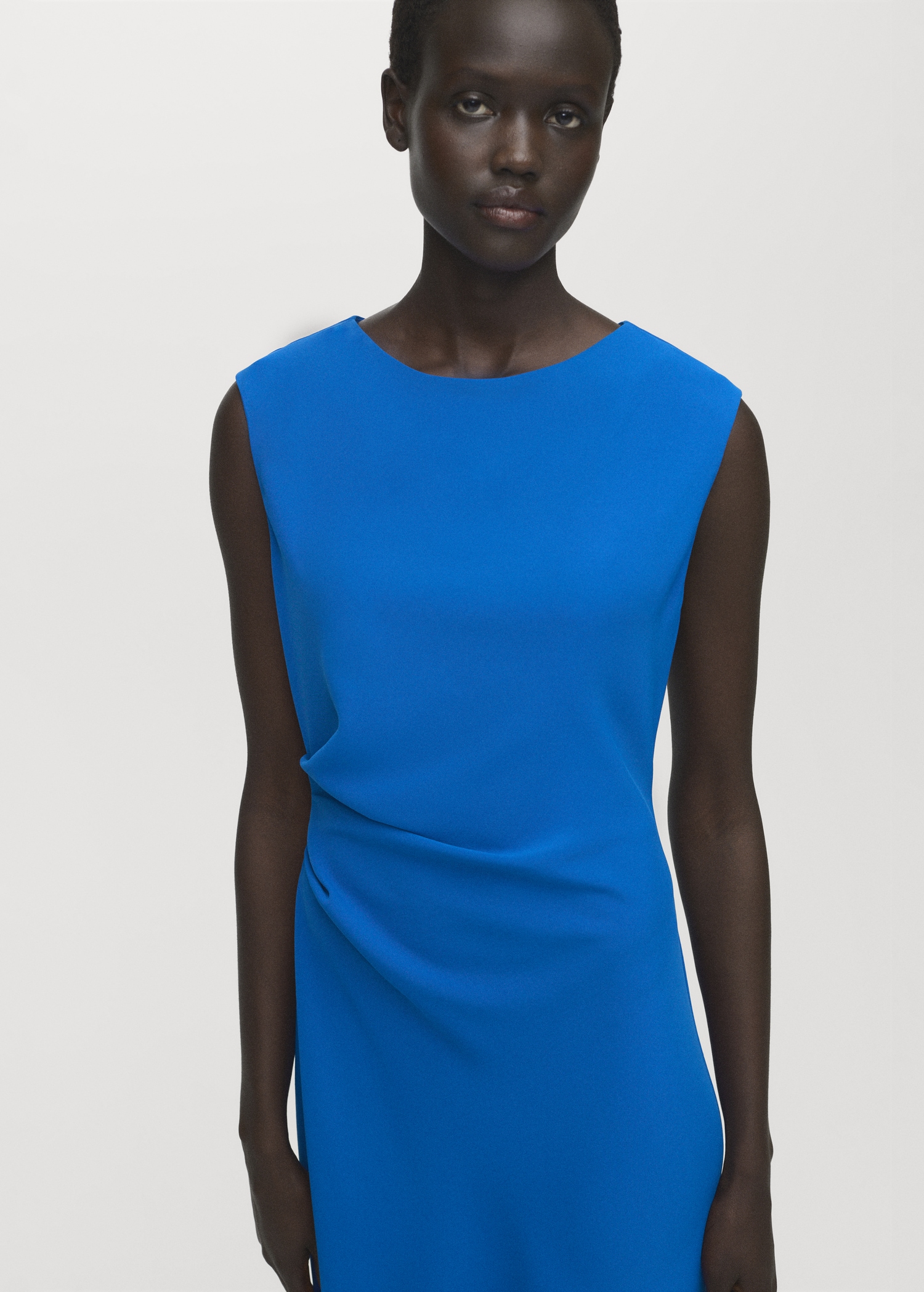 Robe midi froncée - Plan moyen