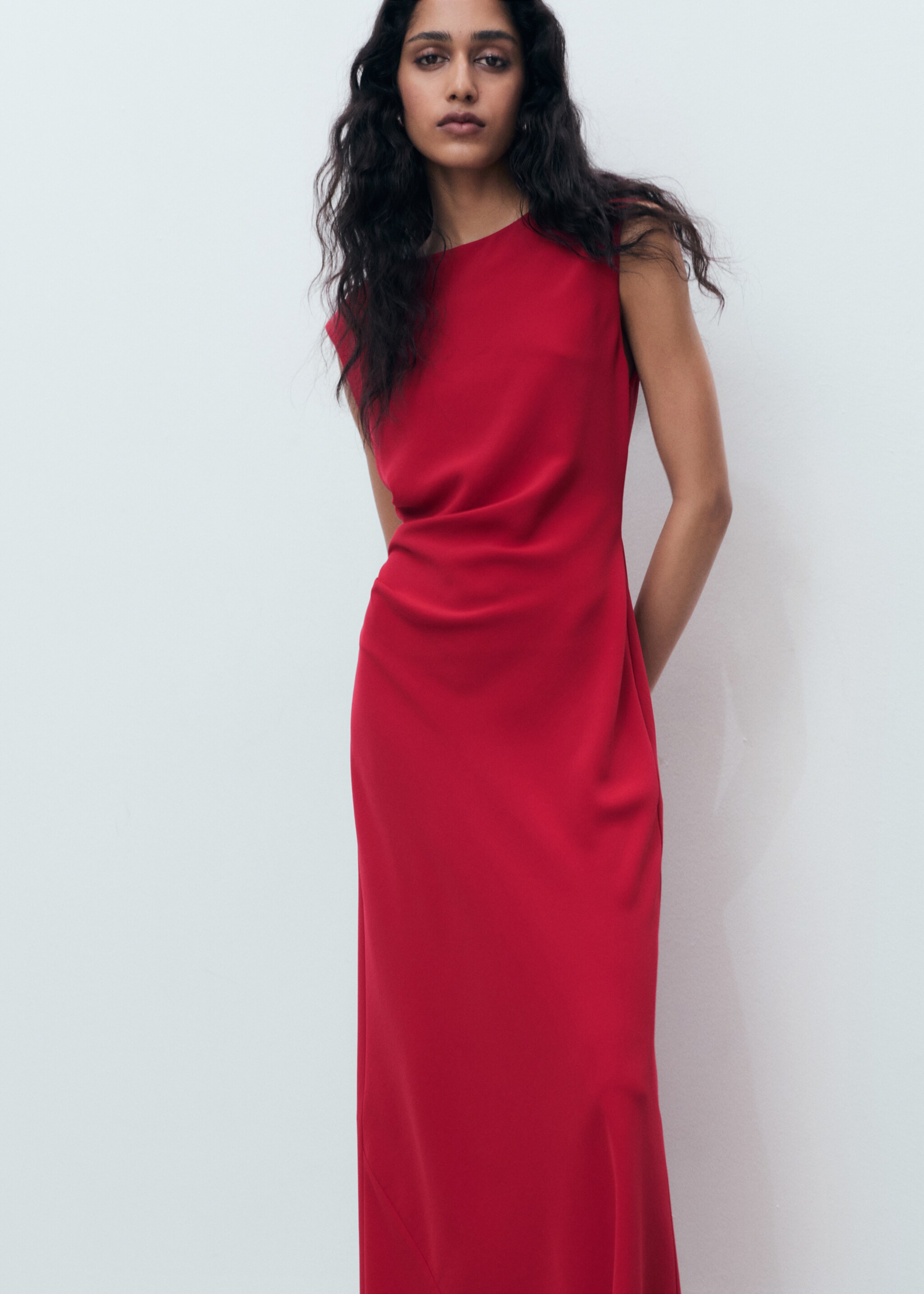 Vestido midi fruncido - Plano medio