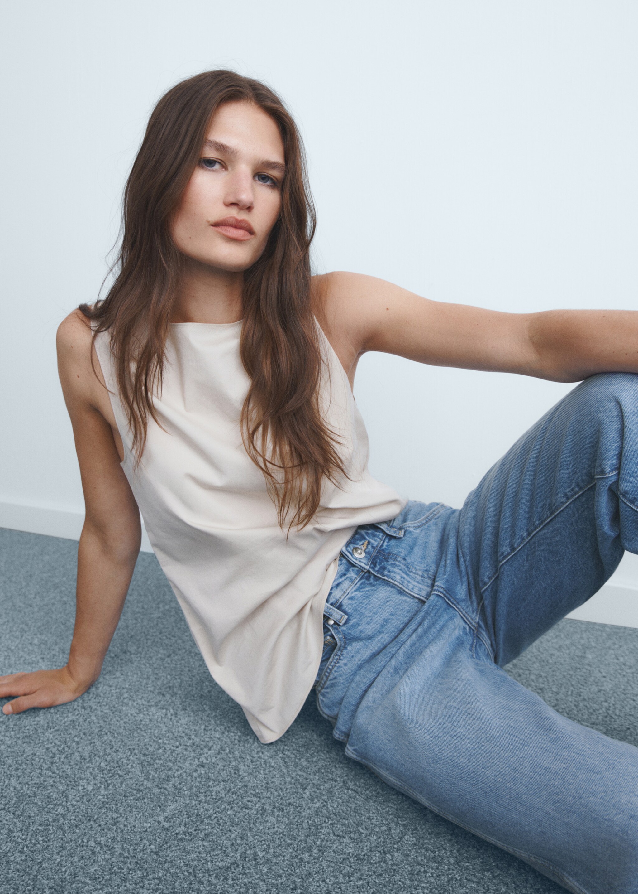 High waist straight jeans - Details of the article 2, Medium Blue. Ref: 17044092-00.