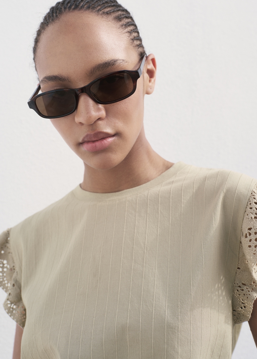 Short-sleeved t-shirt with ruffled eyelet embroidery detail