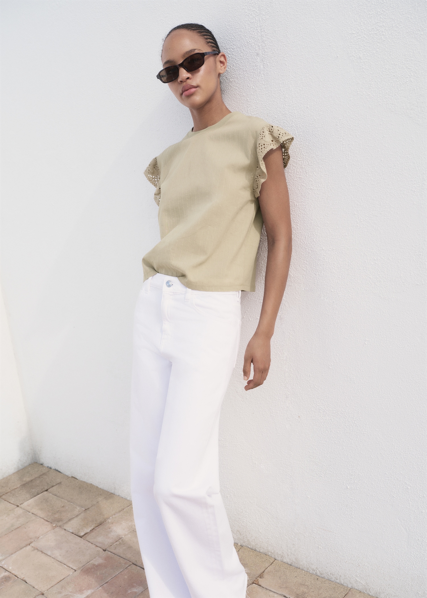 Short sleeve t-shirt with ruffled broderie anglaise detailing - Details of the article 1