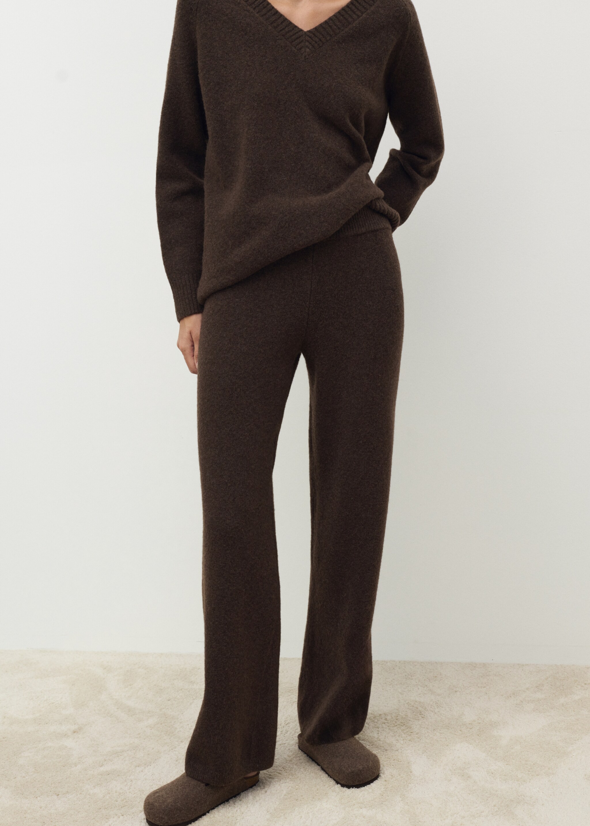 Straight knitted trousers - Medium plane, Chocolate. Ref: 17044101-00.