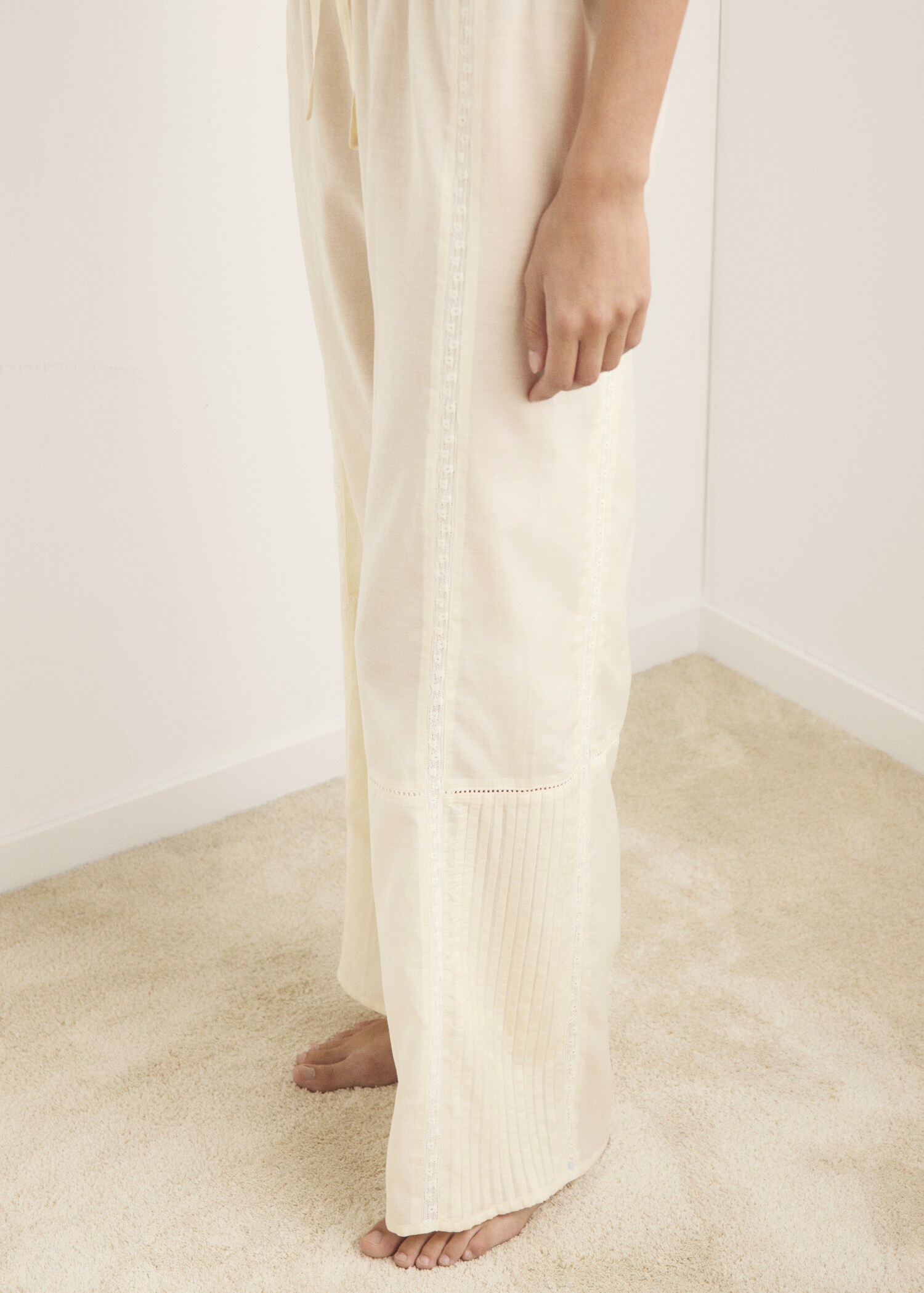 Pantalón pijama algodón puntilla y jaretas - Plano medio