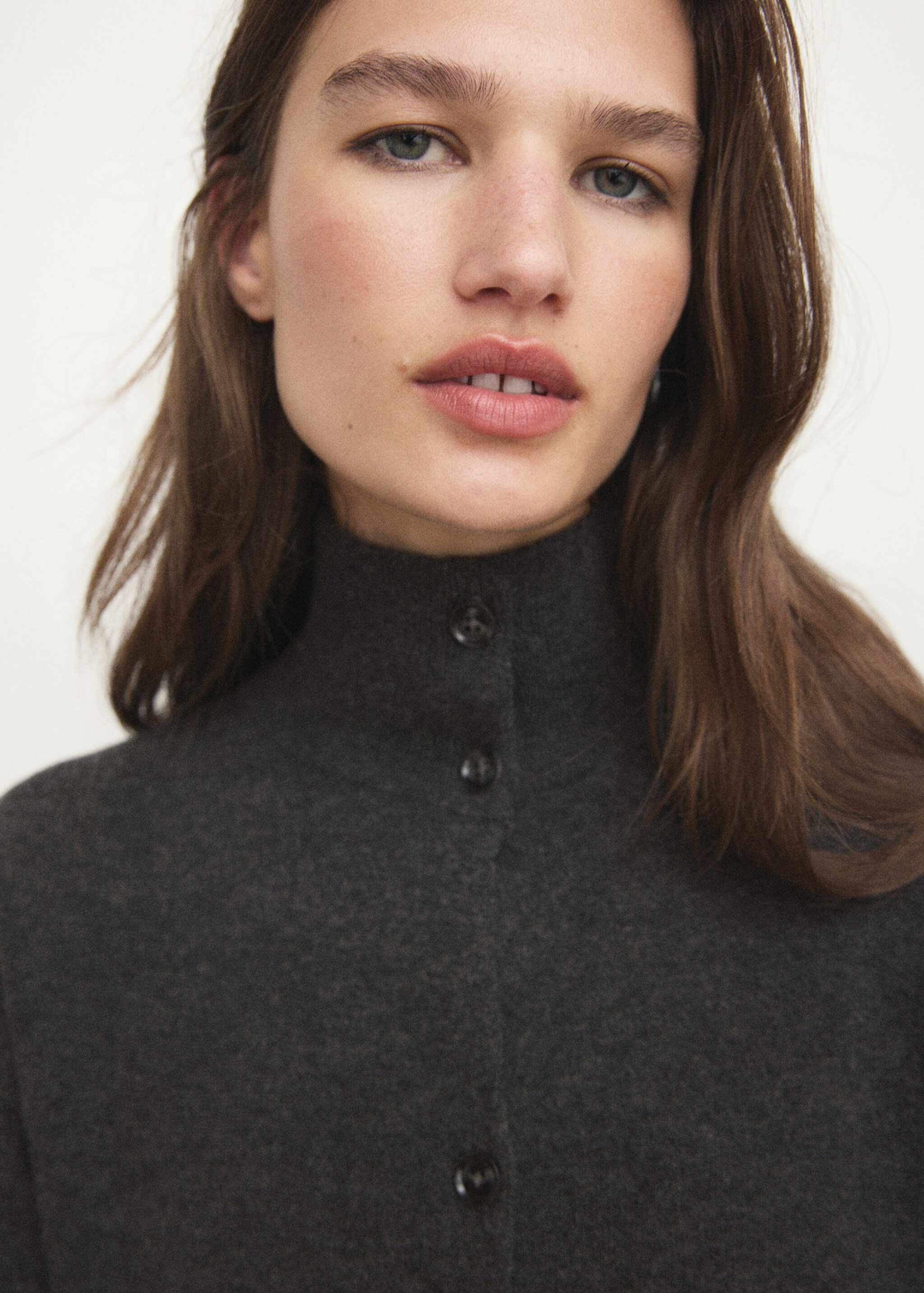 Cropped cardigan with buttons - Details of the article 1, Charcoal. Ref: 17044108-00.