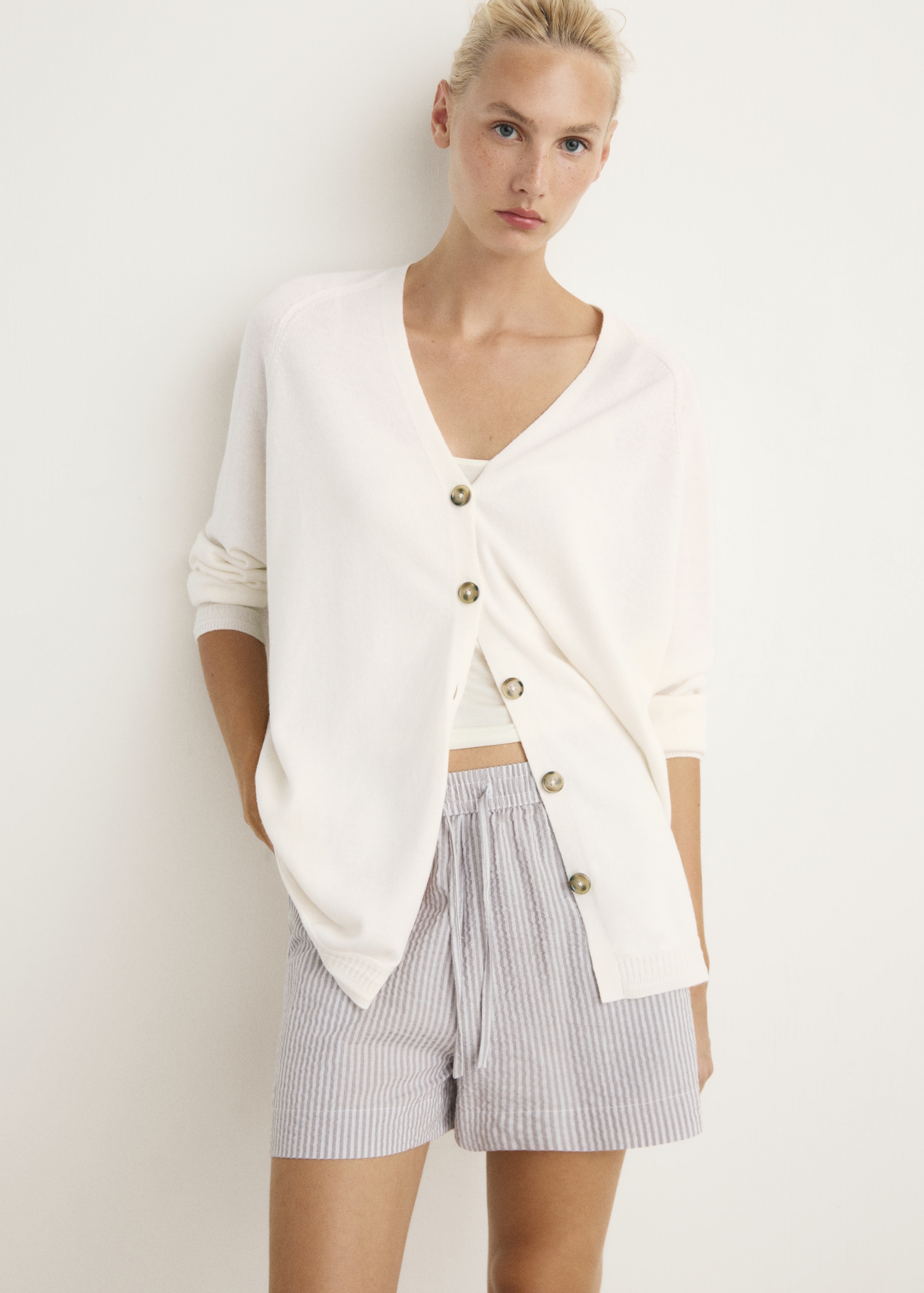 Buttoned wool cardigan - Medium plane