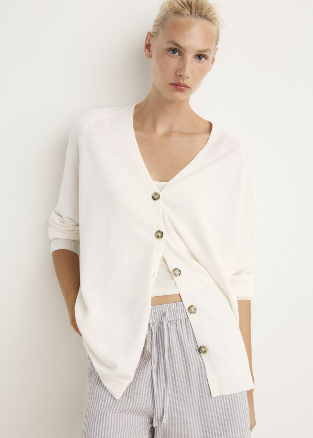 Buttoned wool cardigan