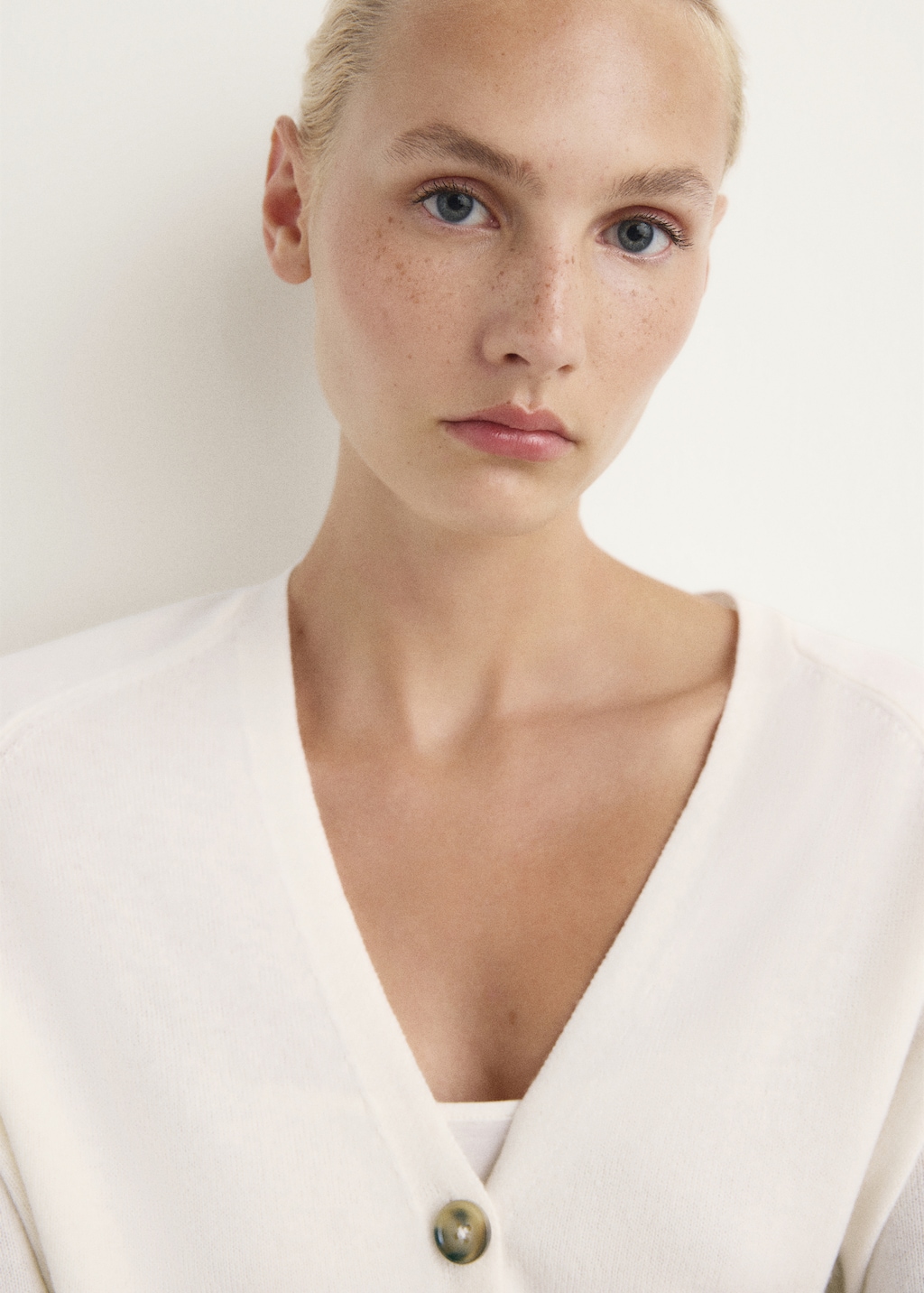 Buttoned wool cardigan