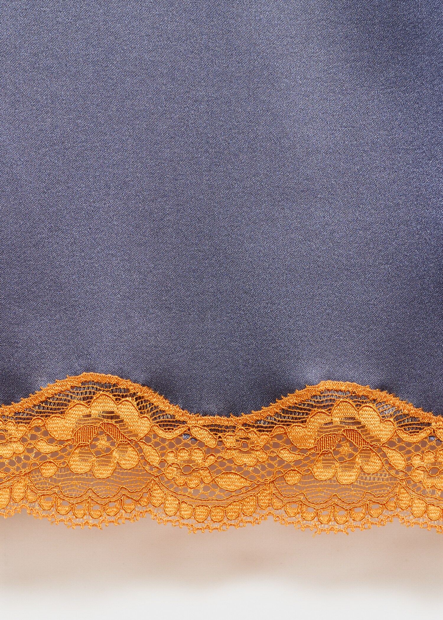 Seiden-Nachthemd aus Seide mit kontrastierender Spitze - Detail des Artikels 0
