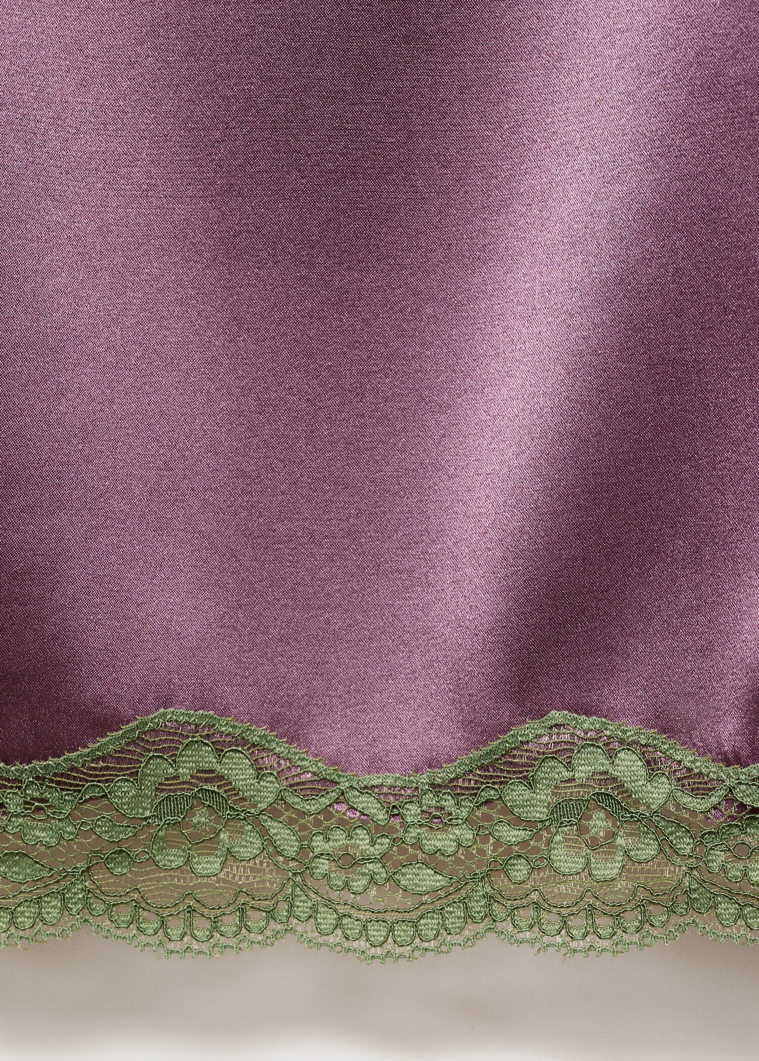 Seiden-Nachthemd aus Seide mit kontrastierender Spitze - Detail des Artikels 0