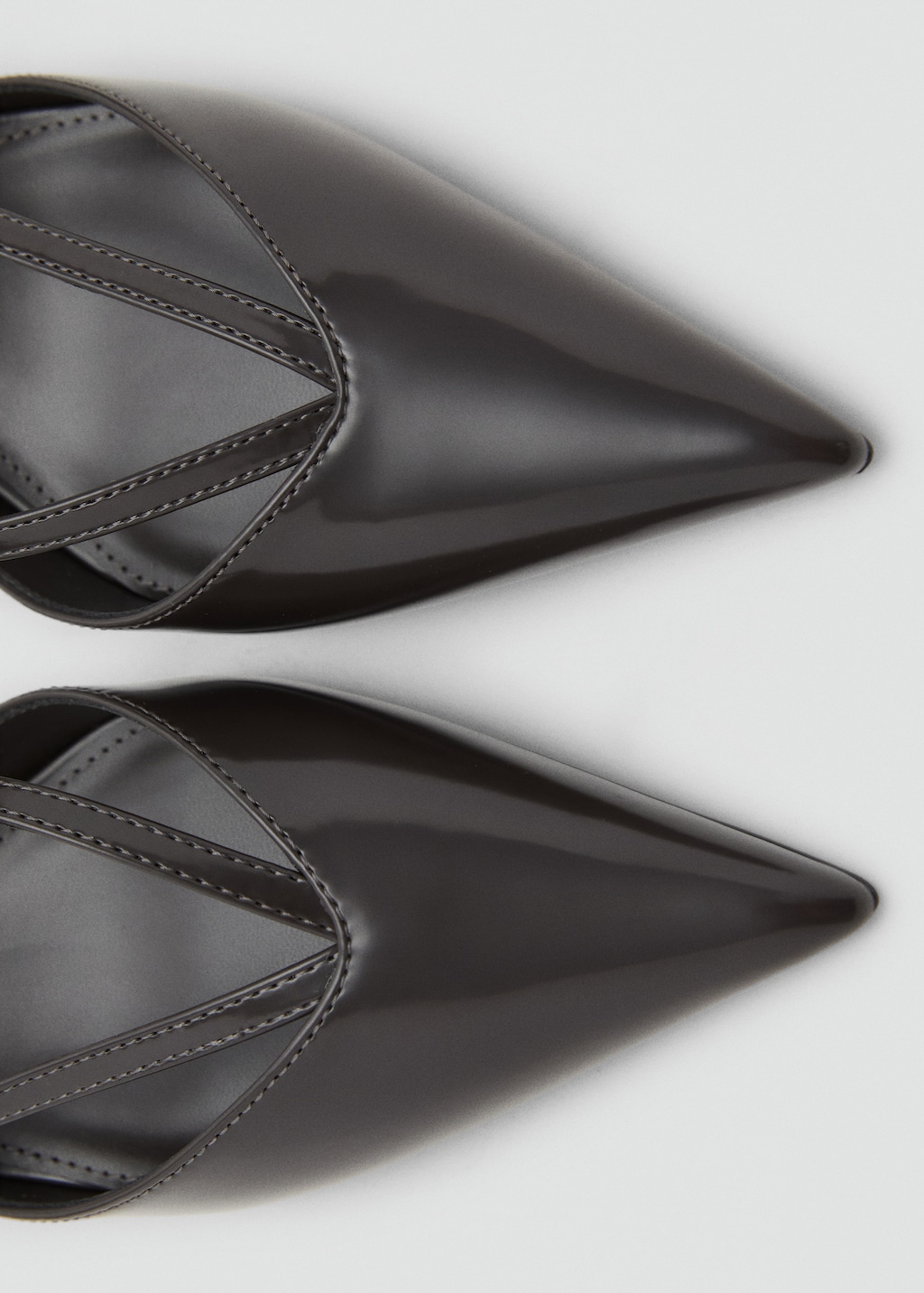 Kitten-heeled strappy shoes