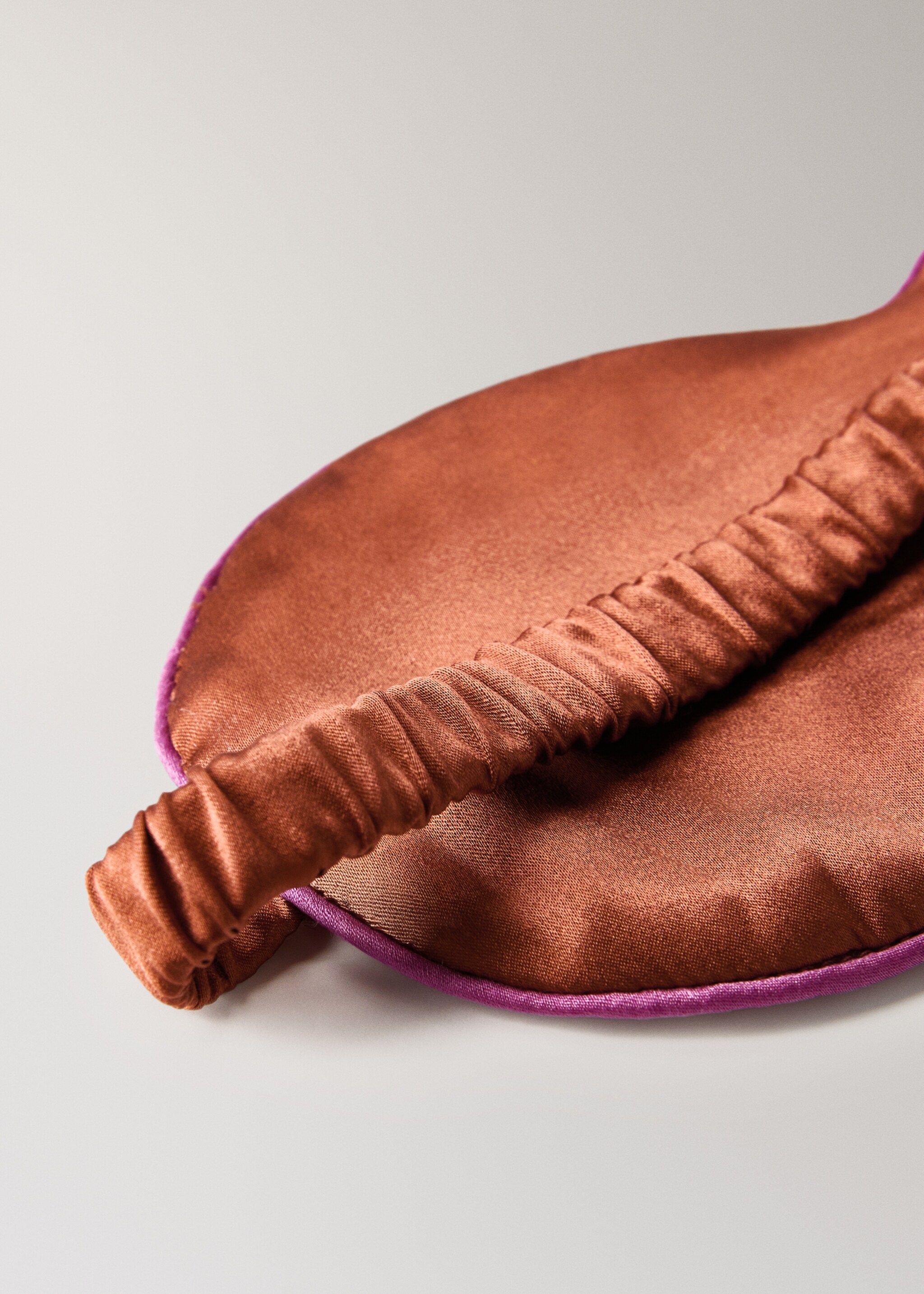 Silk mask with contrast piping - Details of the article 1