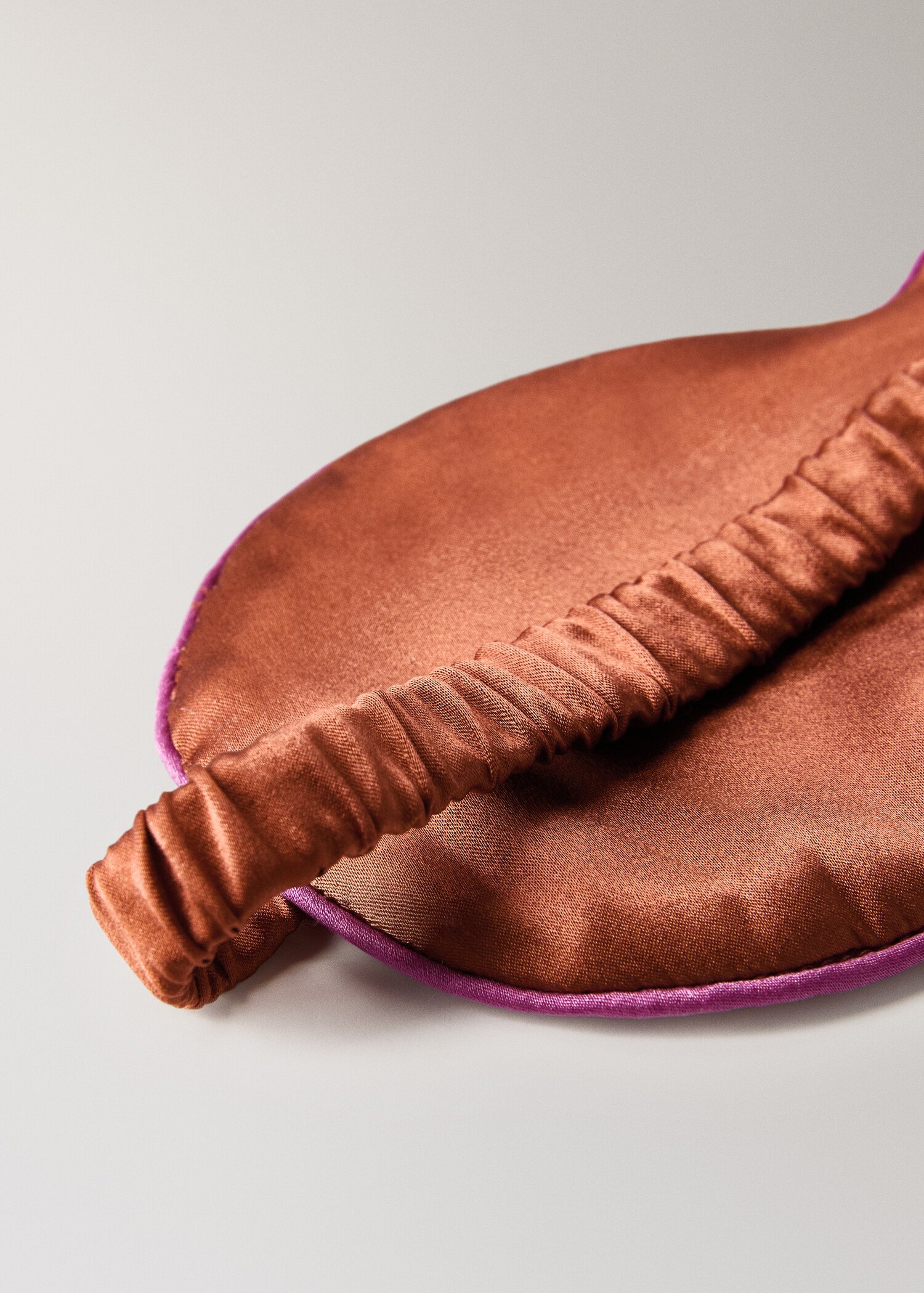 Silk mask with contrast piping - Details of the article 1