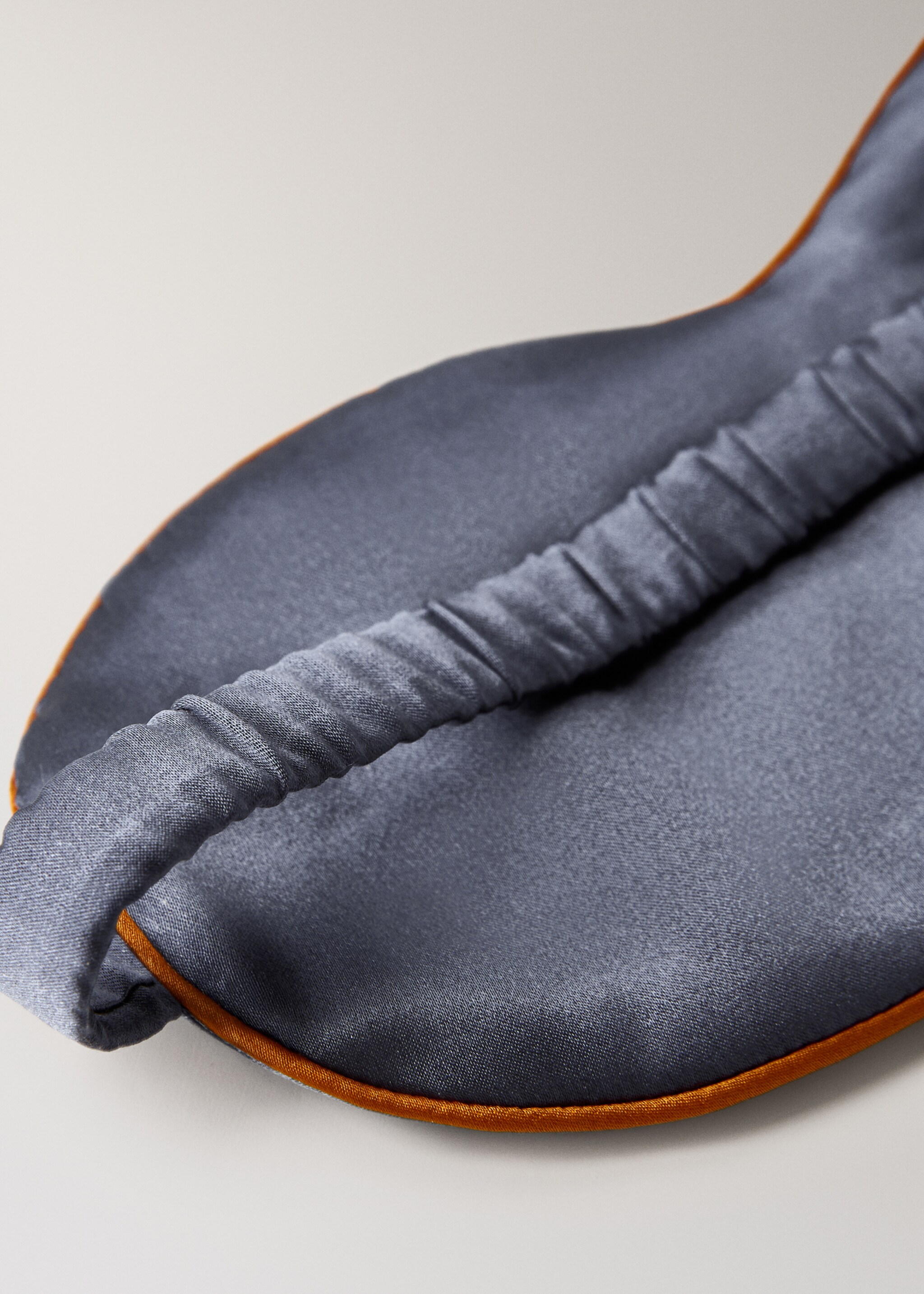 Silk mask with contrast piping - Details of the article 1