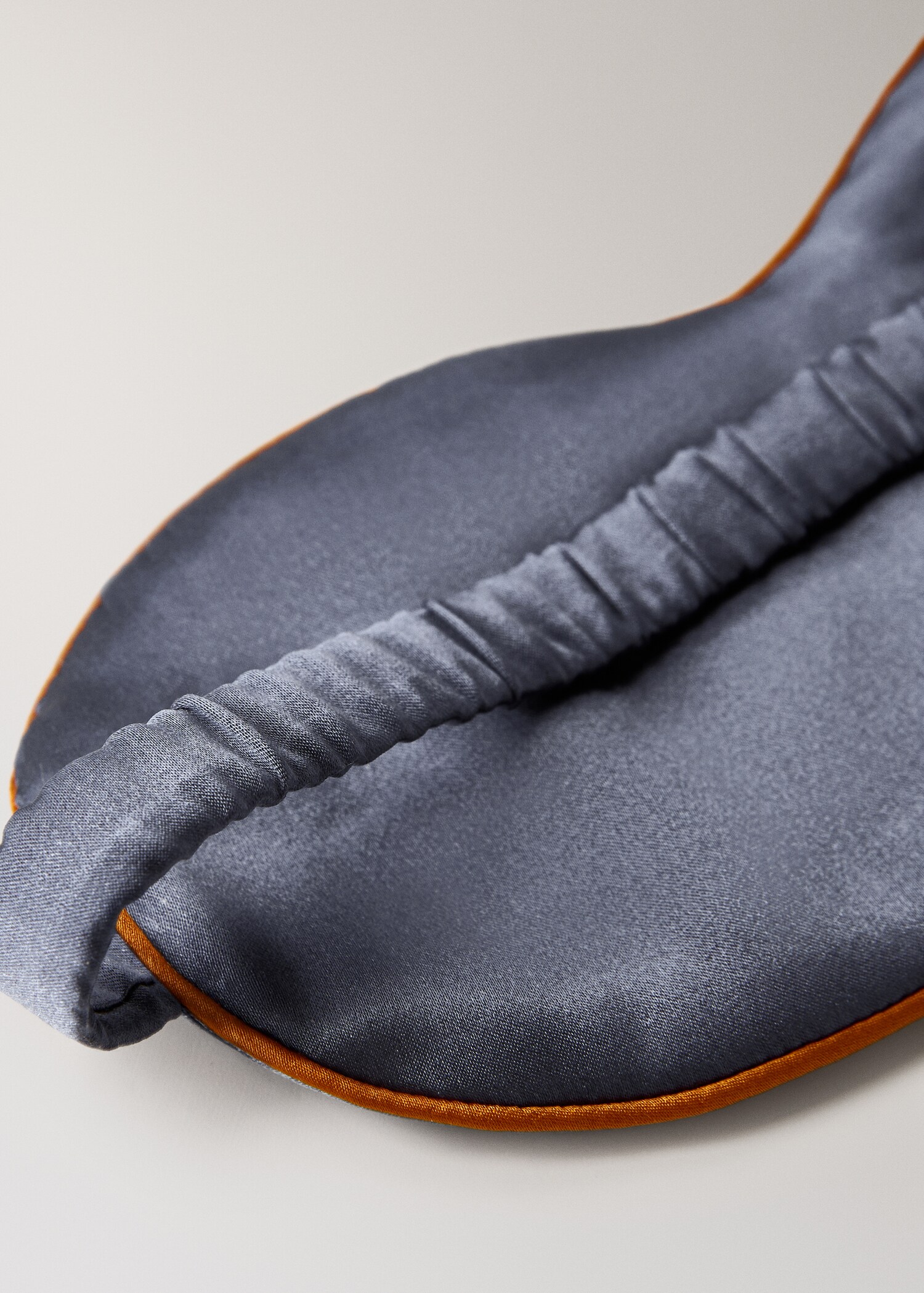 Silk mask with contrast piping - Details of the article 1