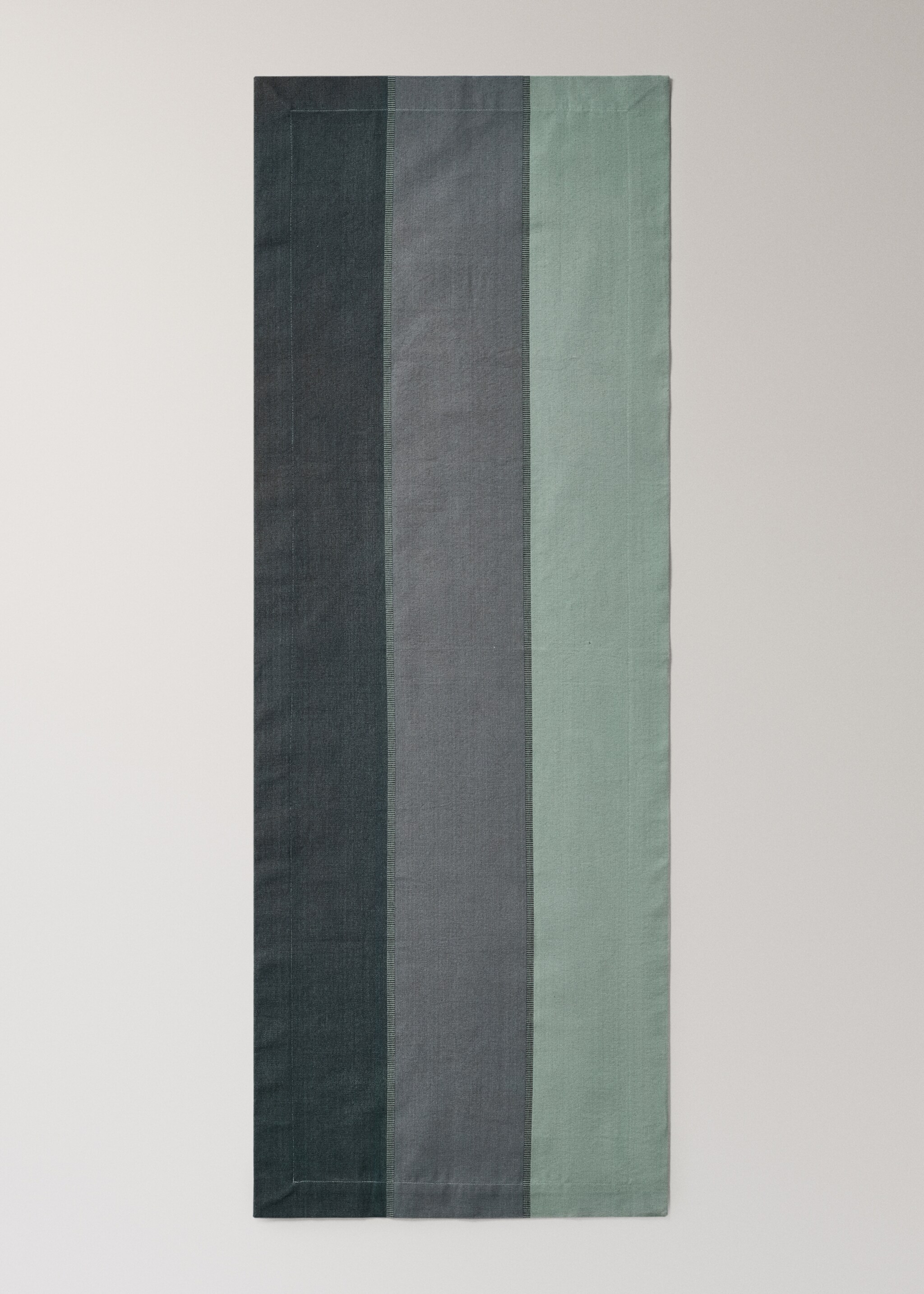 Cotton striped table runner in various colours - Details of the article 2, Ink Blue. Ref: 17044125-00.