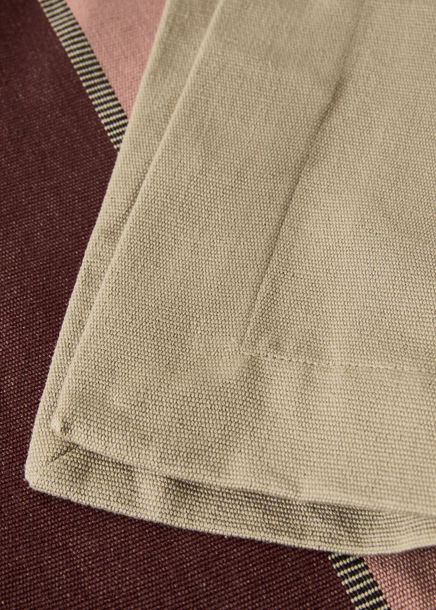 Cotton striped table runner in various colours - Details of the article 1