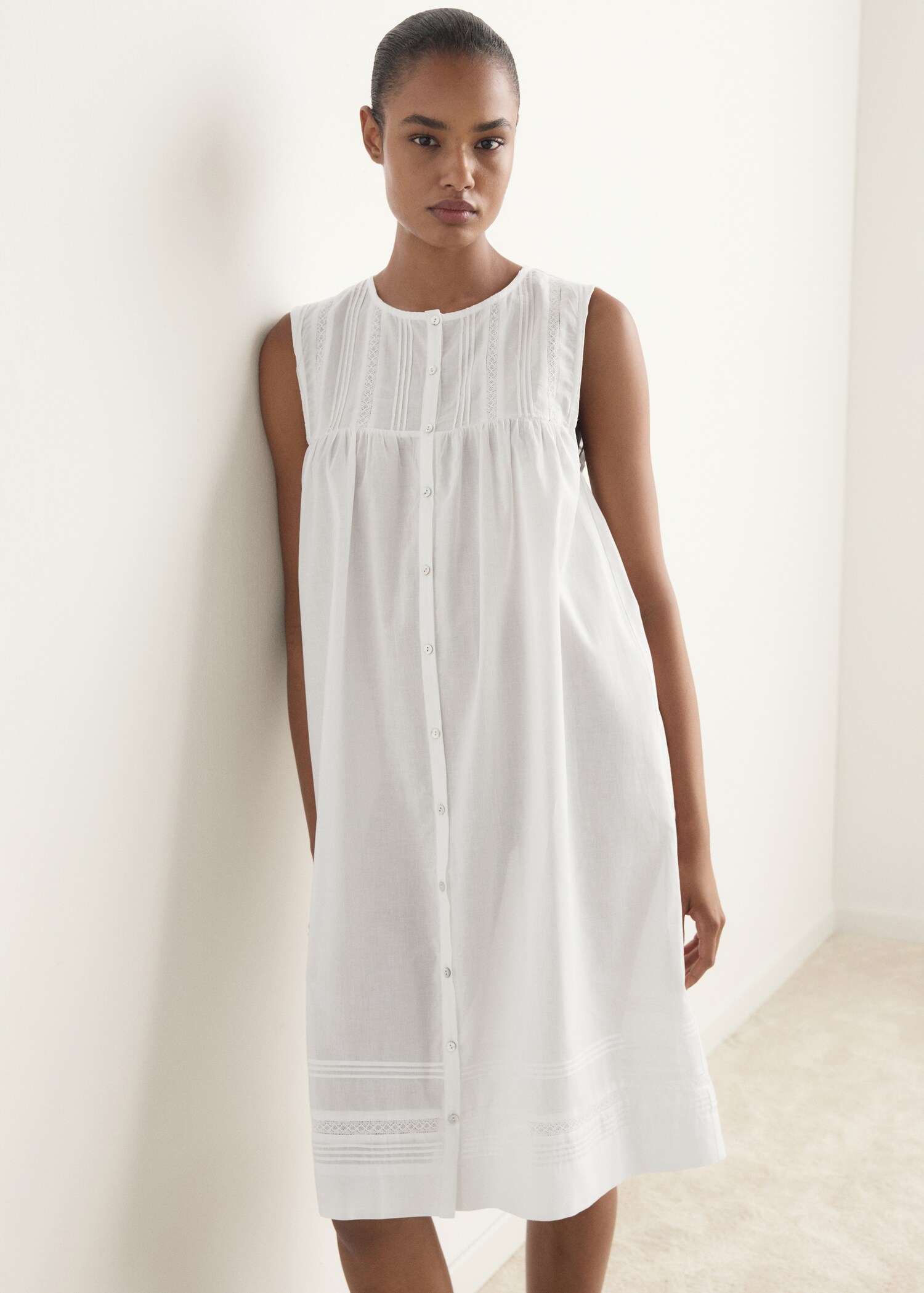 Cotton nightgown with lace detail - Medium plane