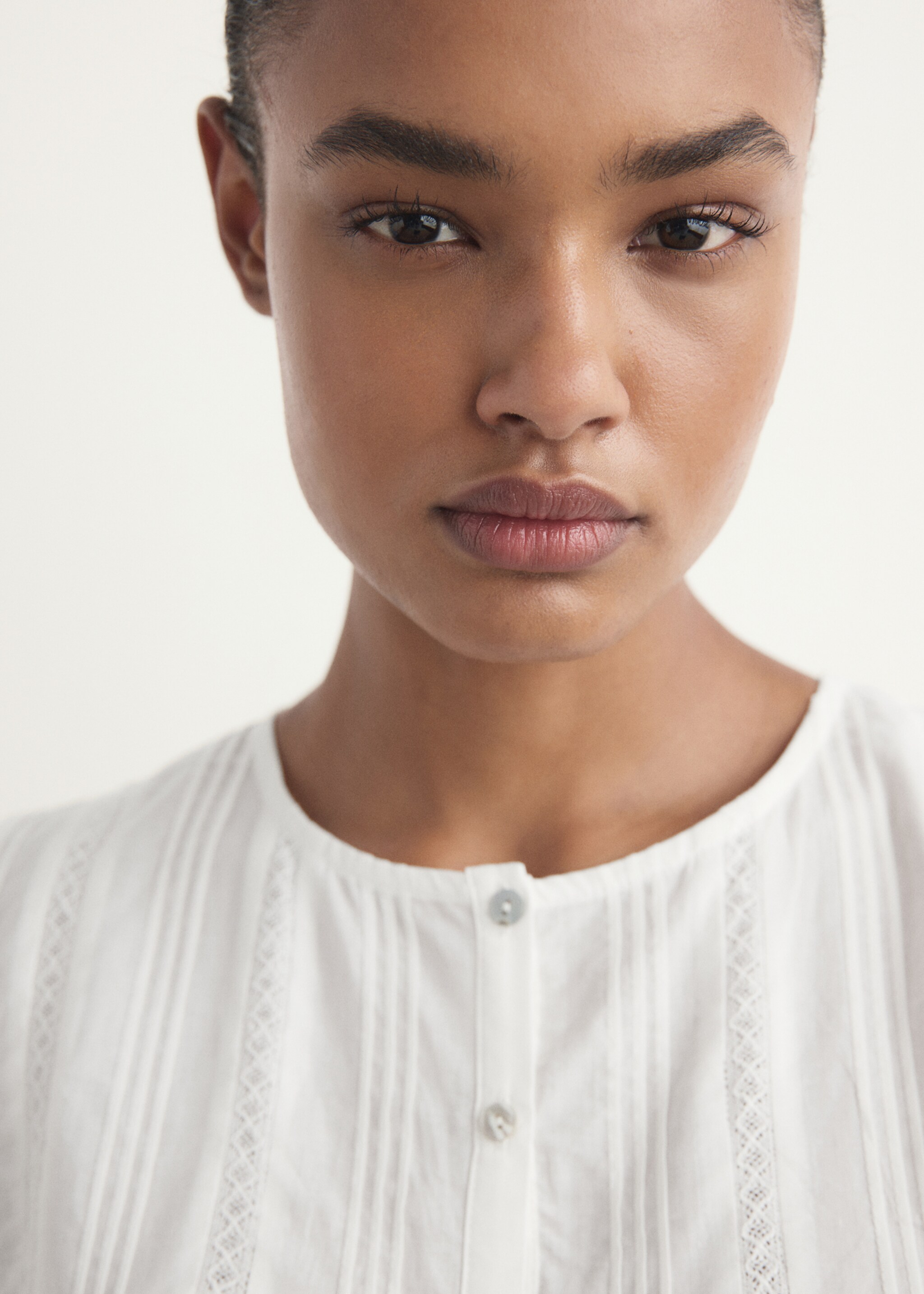 Cotton nightgown with lace detail - Details of the article 1, White. Ref: 17044133-00.