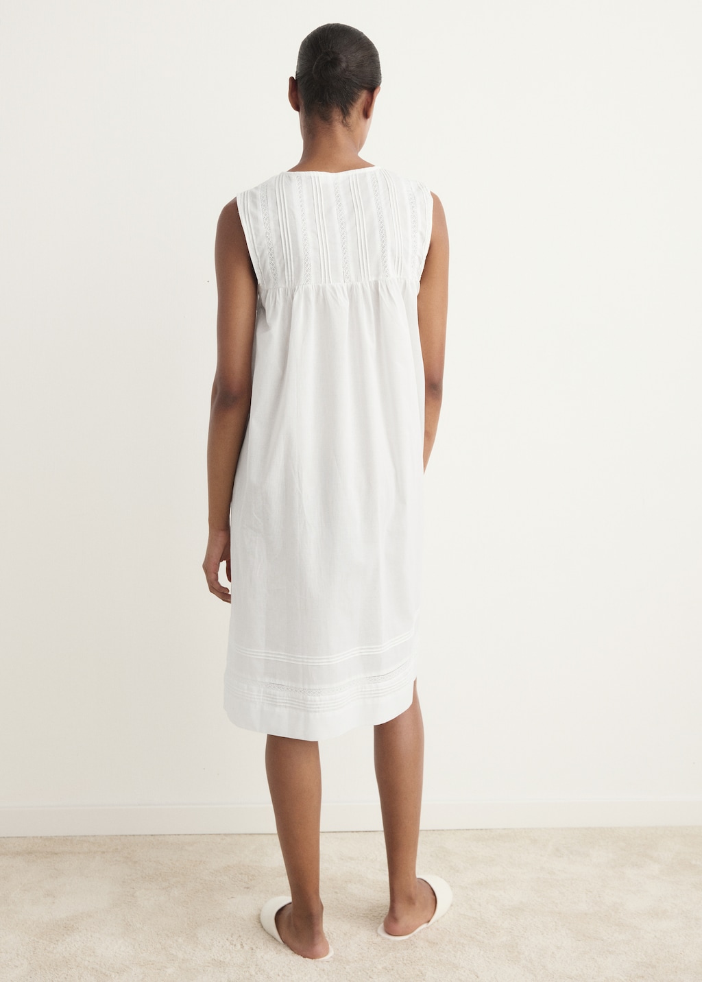 Cotton nightgown with lace detail - image 3