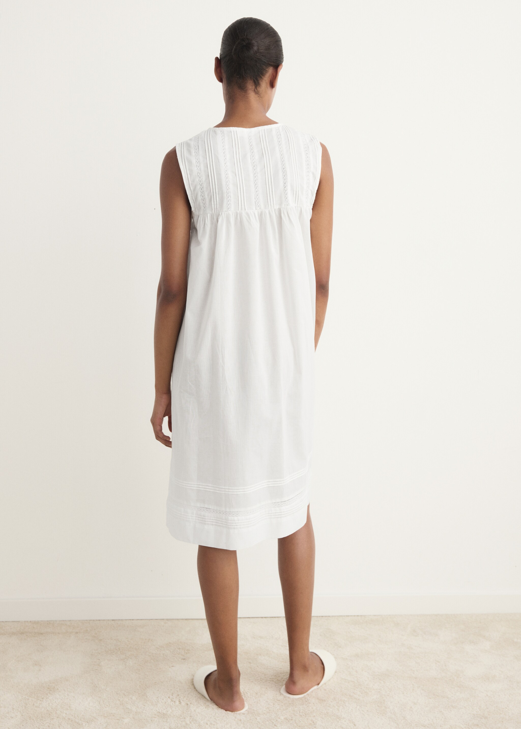 Cotton nightgown with lace detail - Reverse of the article, White. Ref: 17044133-00.