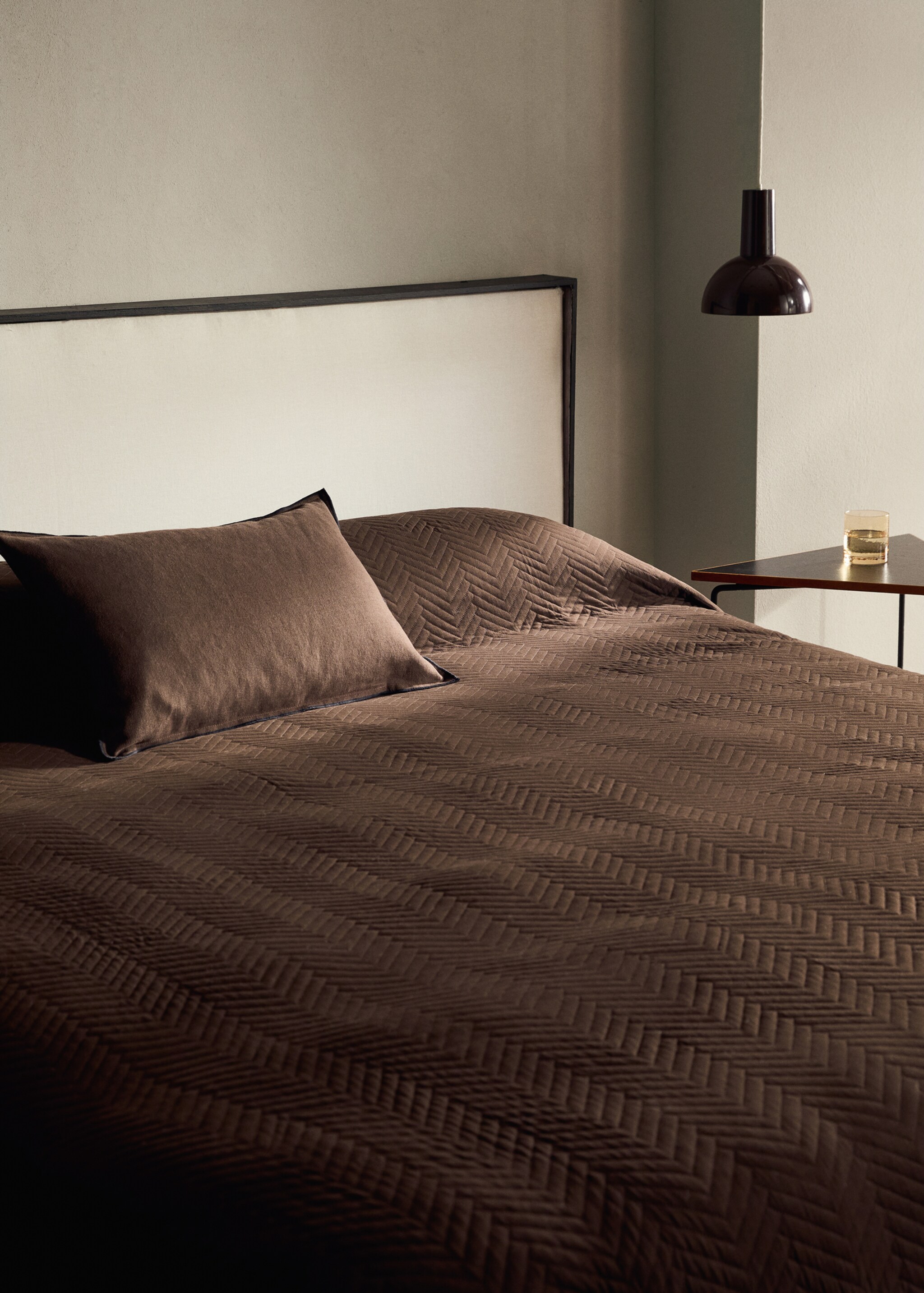 Soft-touch microfibre bedspread with herringbone print for 180/200 cm bed - Details of the article 7, Brown. Ref: 17044430-00.