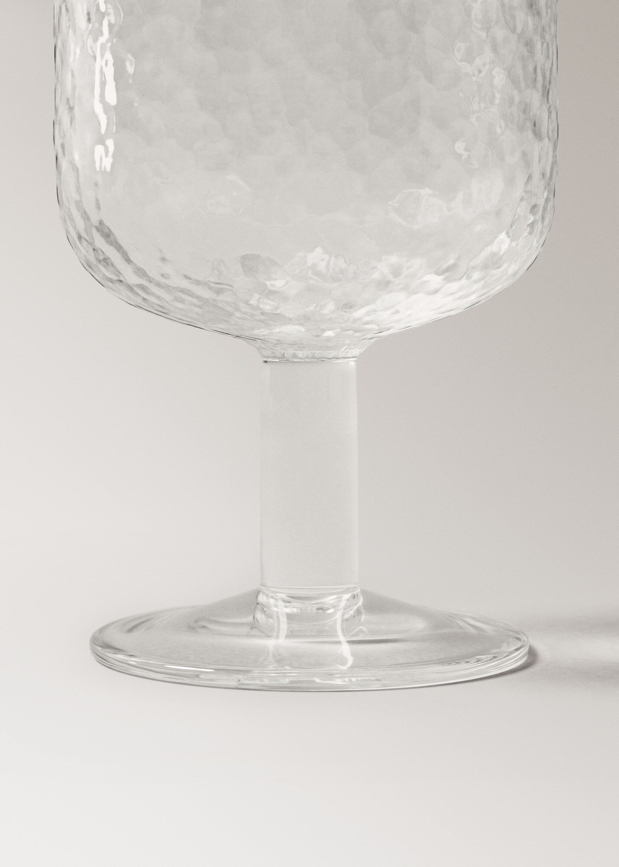 Hammered stem glass - Details of the article 2, Off White. Ref: 17044440-00.