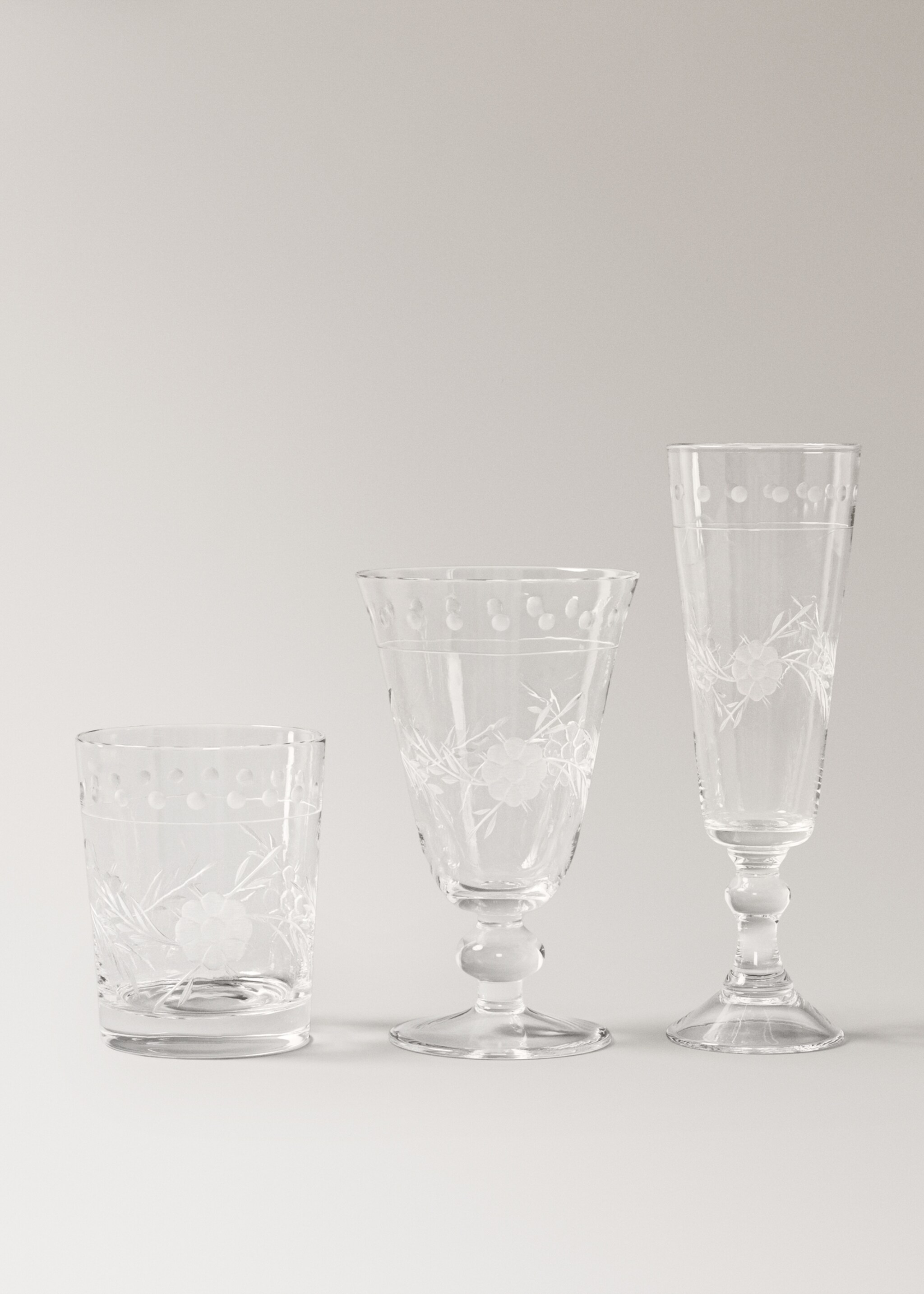 Flötenkelch aus graviertem Glas mit Blumen - Detail des Artikels 2, Cremeweiß. Ref: 17044442-00.