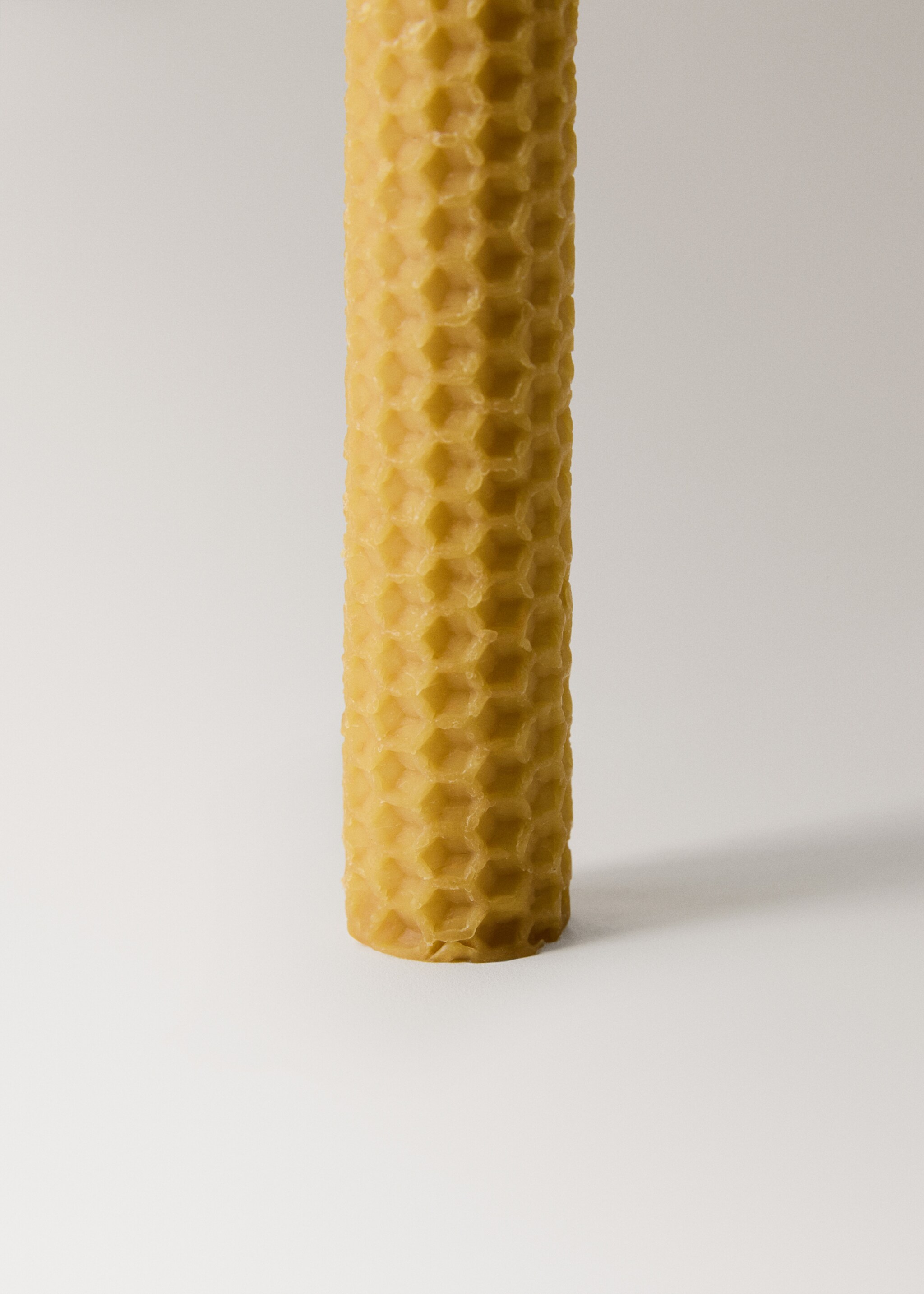 Decorative beeswax candles - Details of the article 2, Ochre. Ref: 17044449-00.
