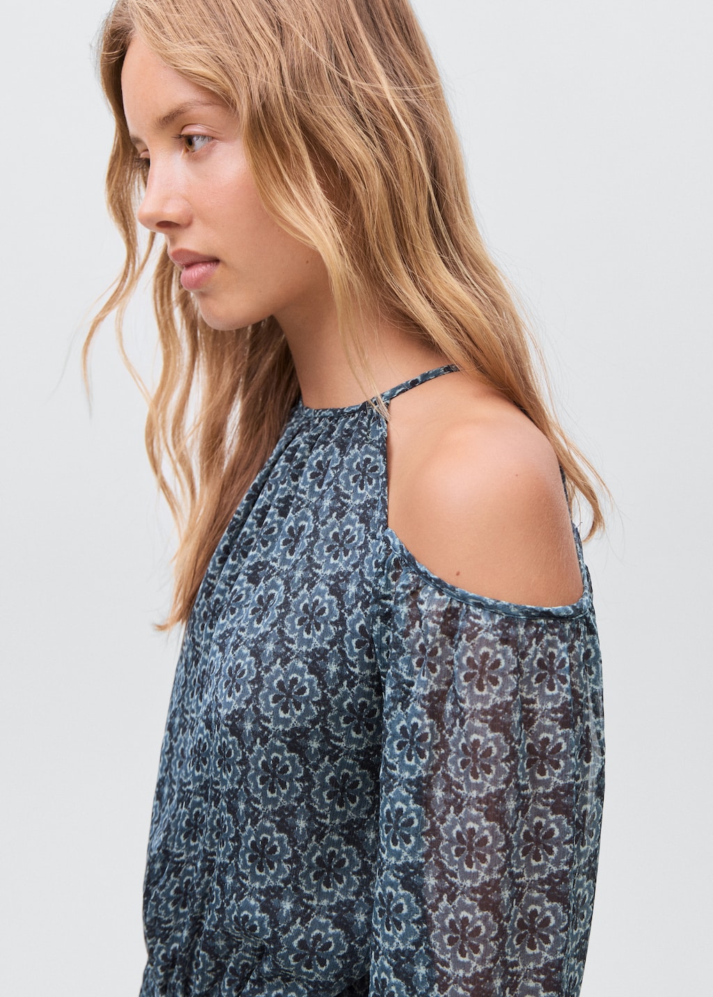 Floral dress with cut-out