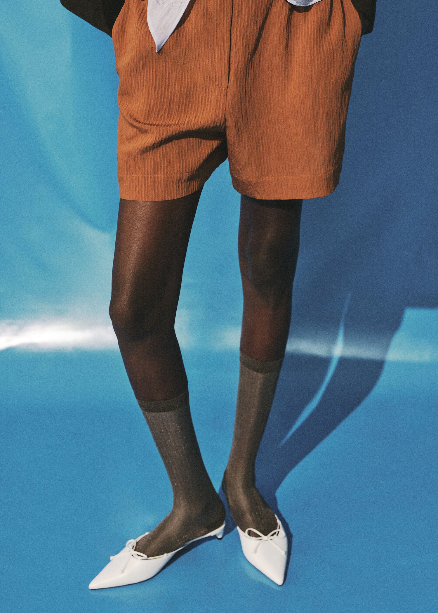Trim contrast texture shorts - Середній план