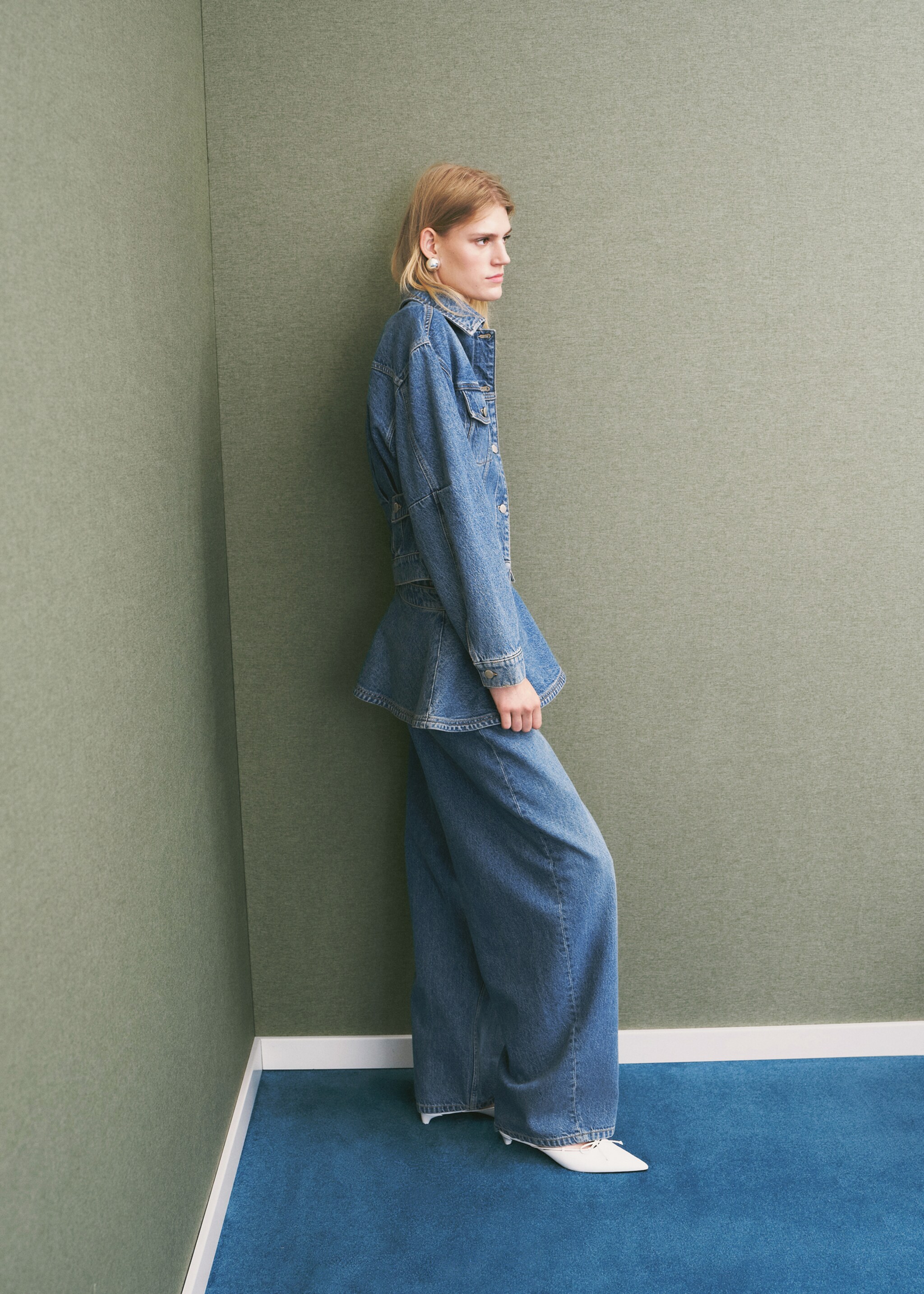Fitted denim jacket with pockets - Details of the article 1, Medium Blue. Ref: 17044788-00.
