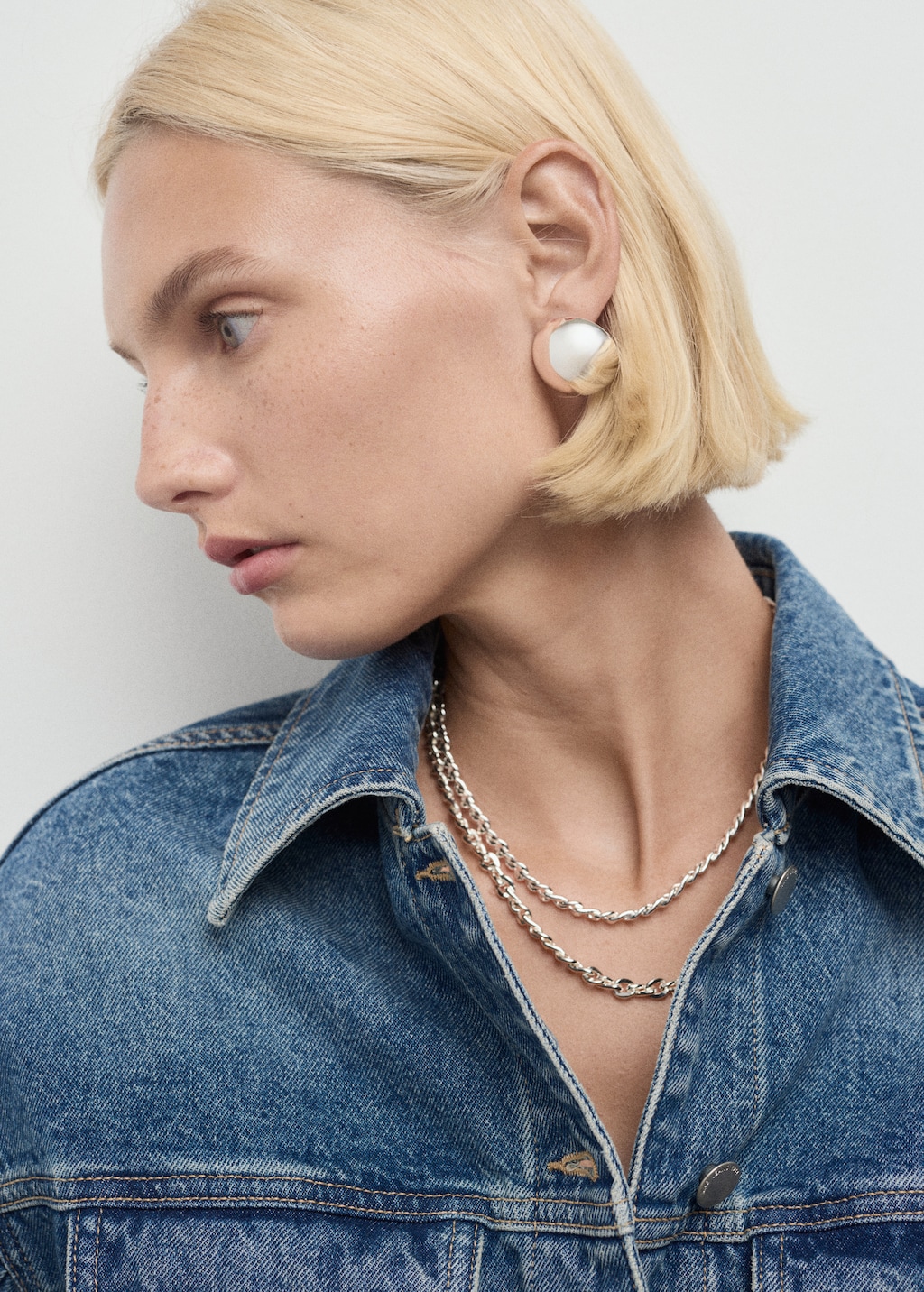 Fitted denim jacket with pockets