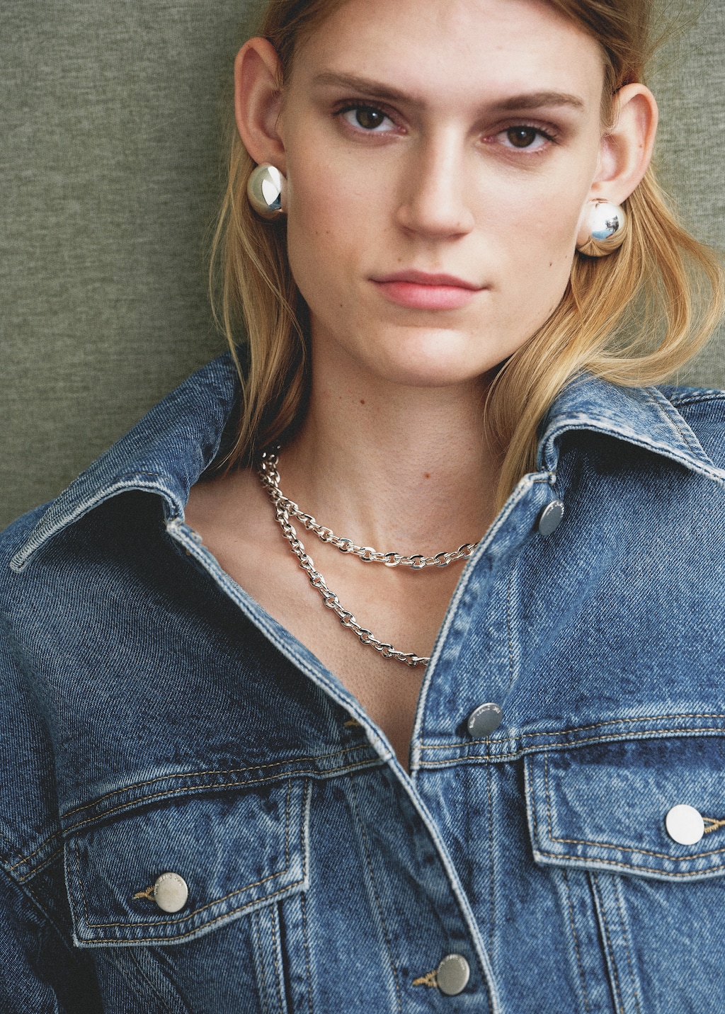 Fitted denim jacket with pockets