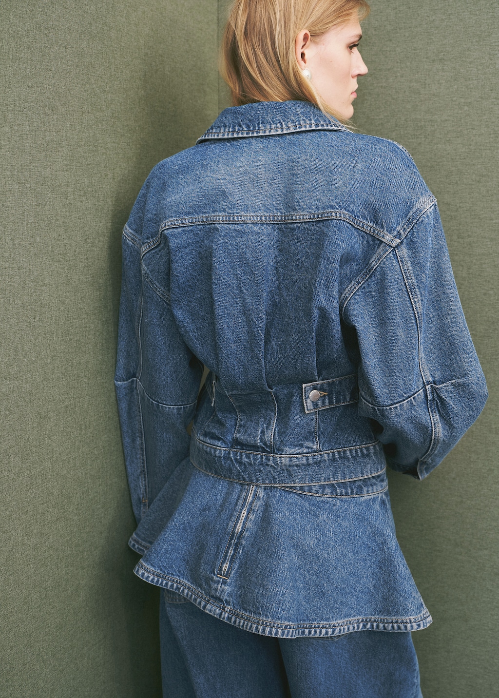 Fitted denim jacket with pockets