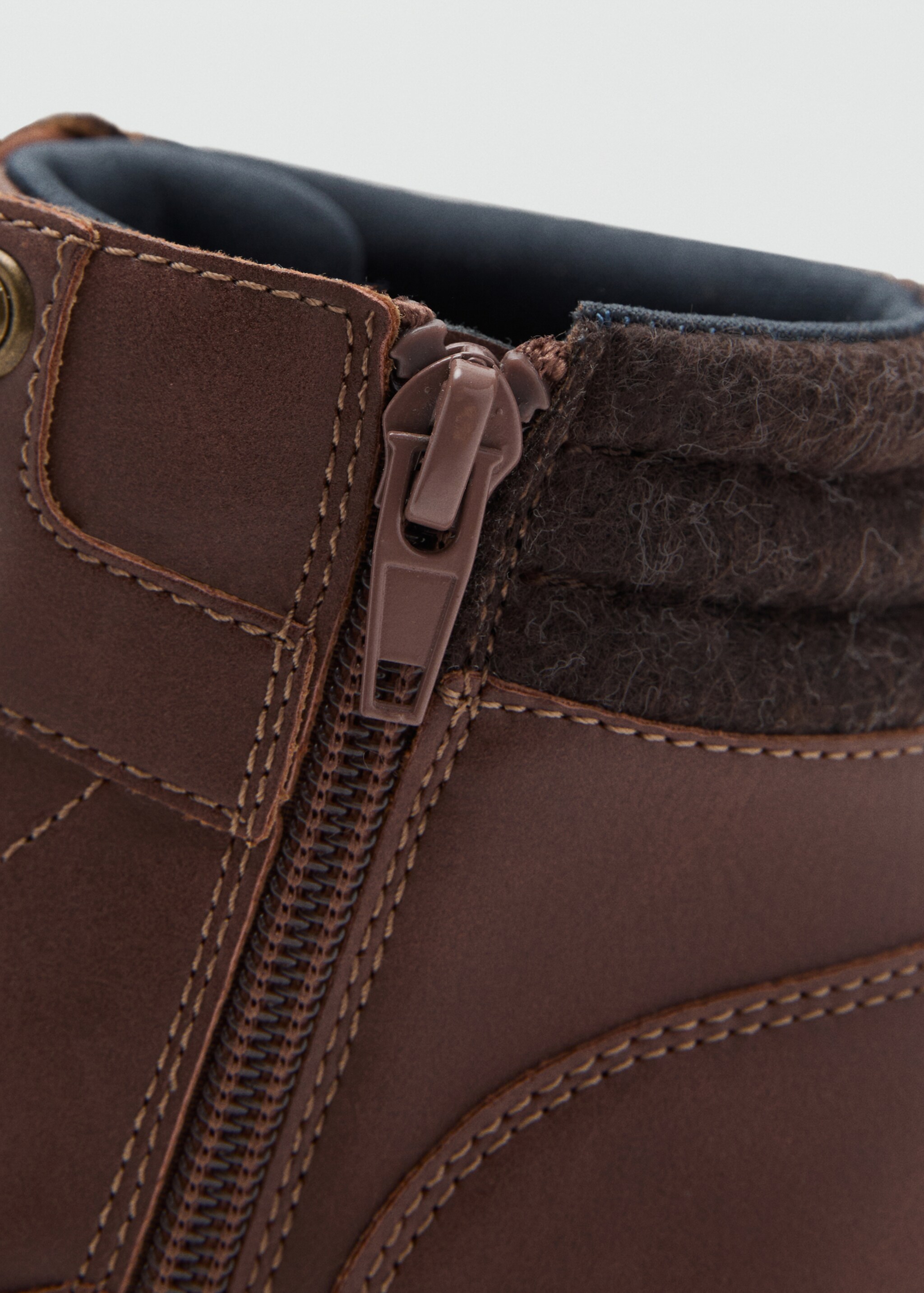 Lace-up mountain boots - Details of the article 2, Chocolate. Ref: 17045147-00.