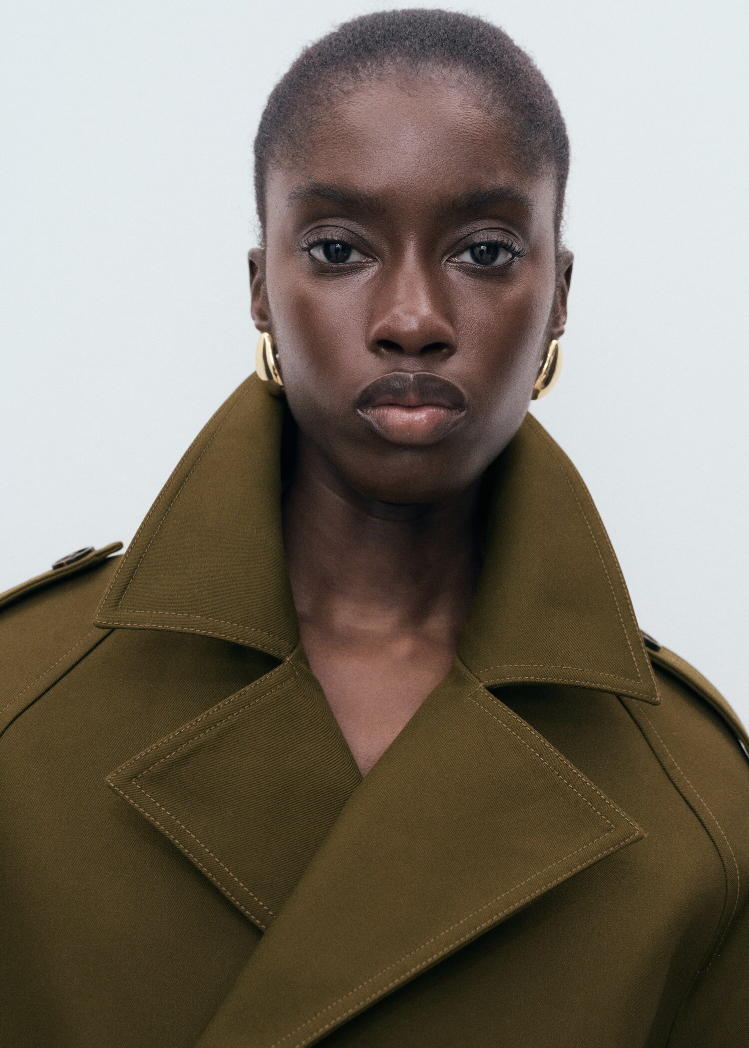 Oversized short double-breasted trench coat - Details of the article 1
