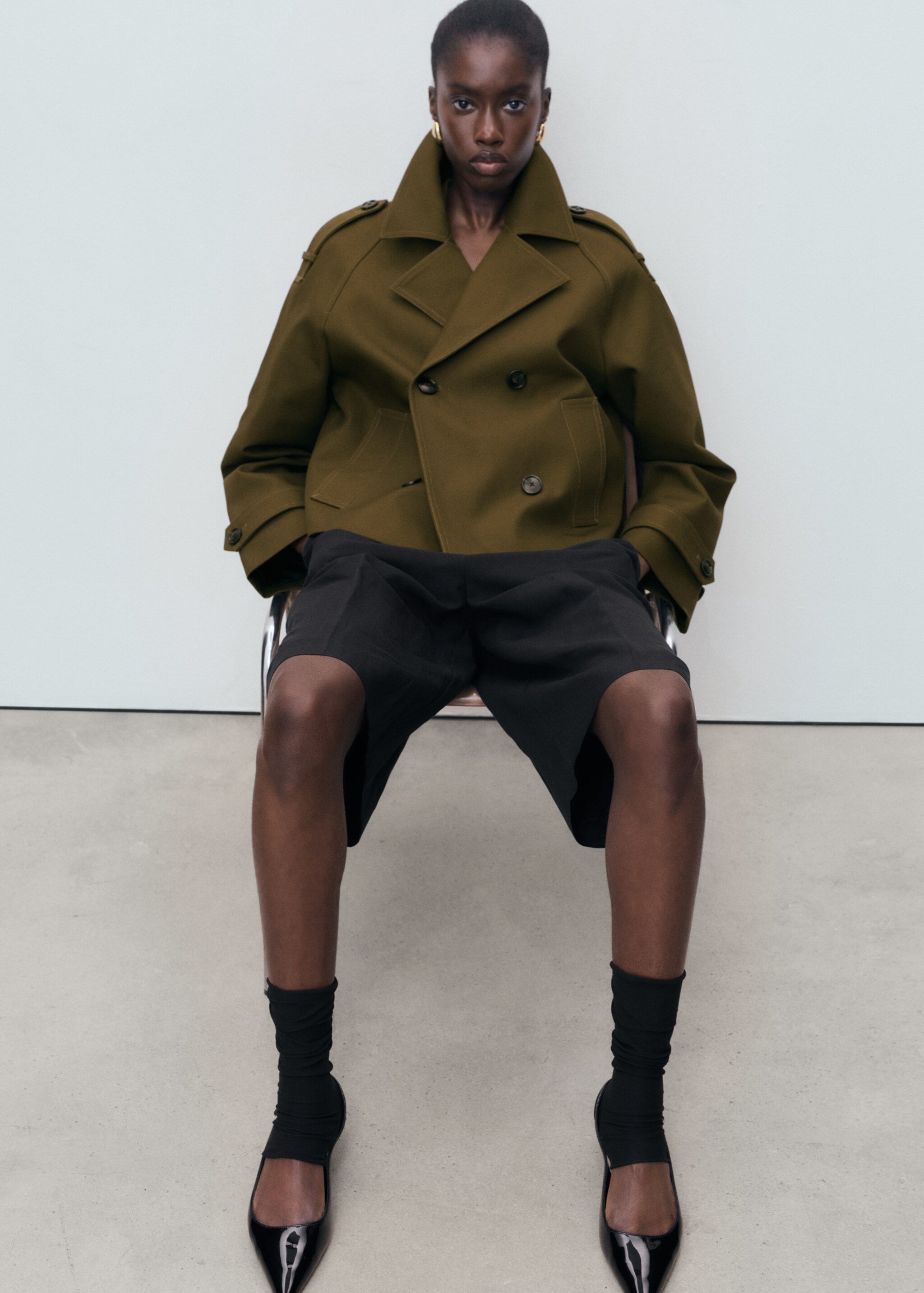 Oversized short double-breasted trench coat - Details of the article 2, Khaki. Ref: 17045161-00.
