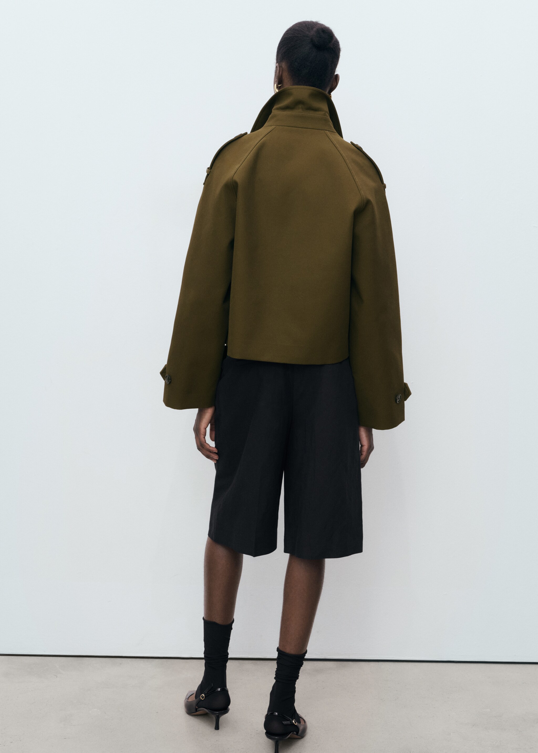 Oversized short double-breasted trench coat - Reverse of the article, Khaki. Ref: 17045161-00.