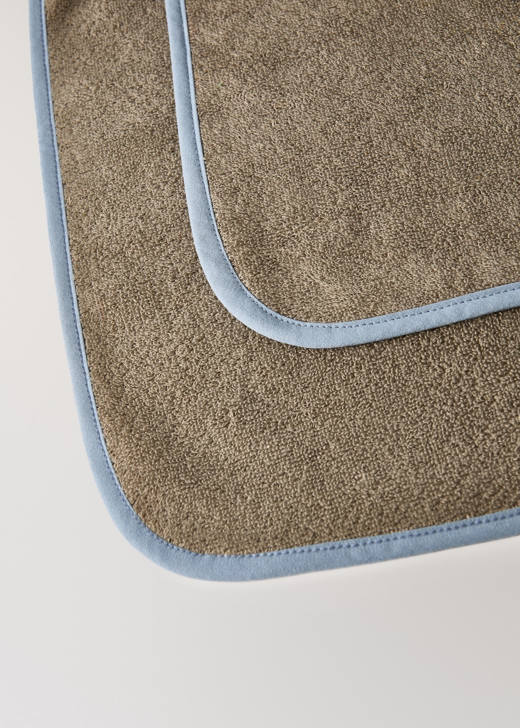 Cotton washbasin towel with contrasting trim