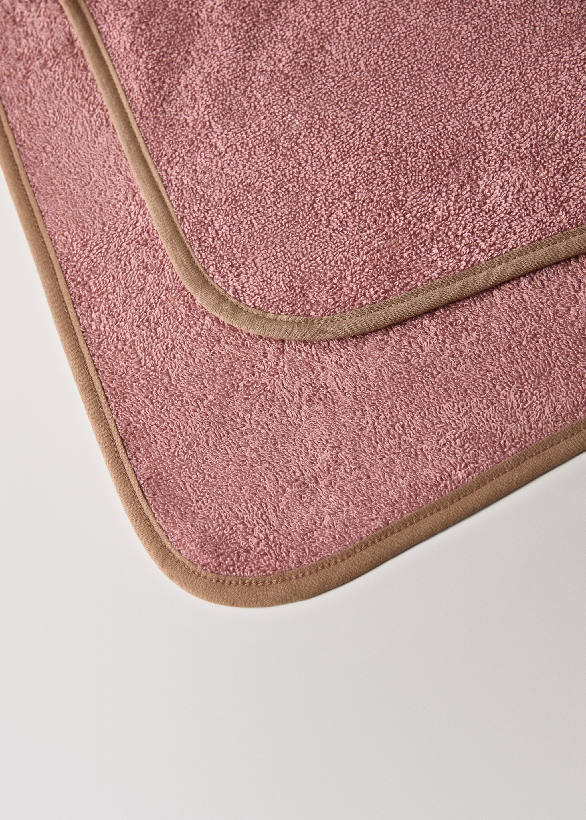 Cotton washbasin towel with contrasting trim - Details of the article 1, Pink. Ref: 17045170-00.
