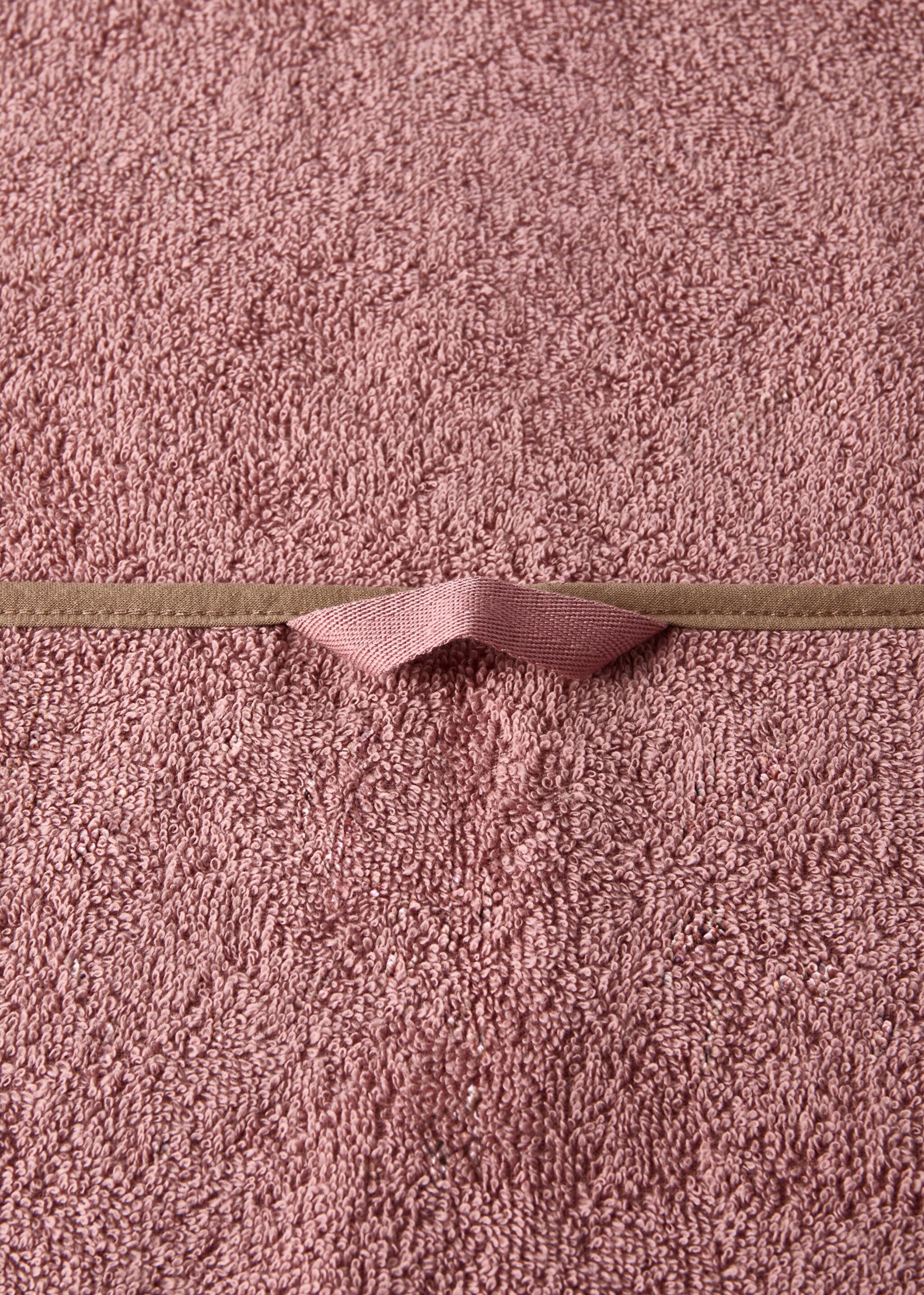Cotton washbasin towel with contrasting trim - Details of the article 2, Pink. Ref: 17045170-00.